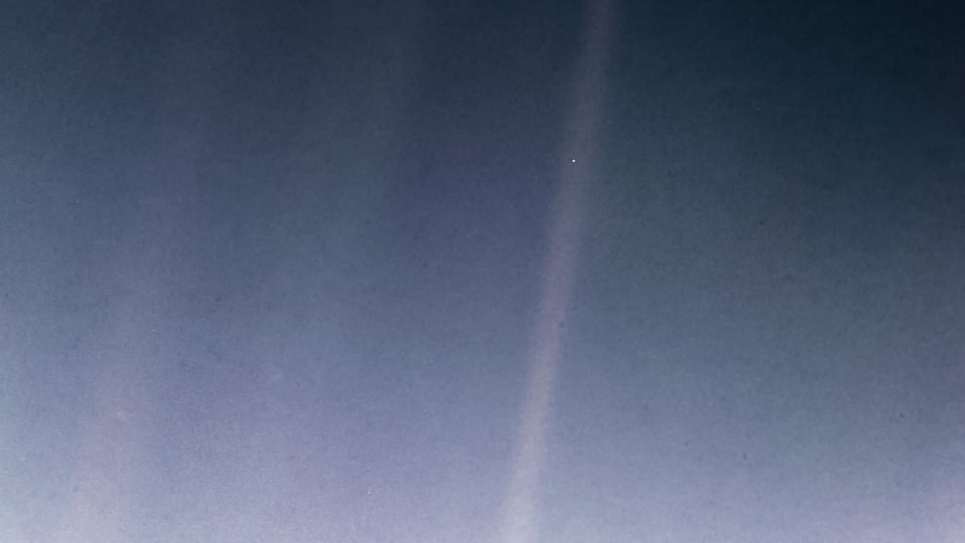 عکس معروف «نقطه آبی کمرنگ» از سیاره زمین که توسط وویجر ۱ ثبت شد.