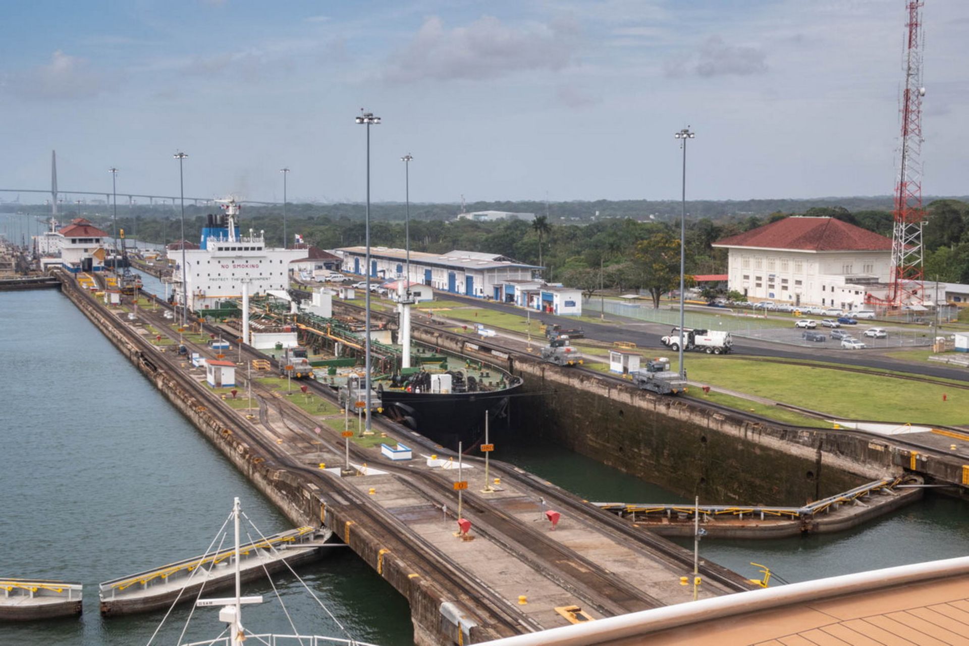نمای فعلی قفل گاتون کانال پاناما یک کشتی در حال ورود به محفظه کناری