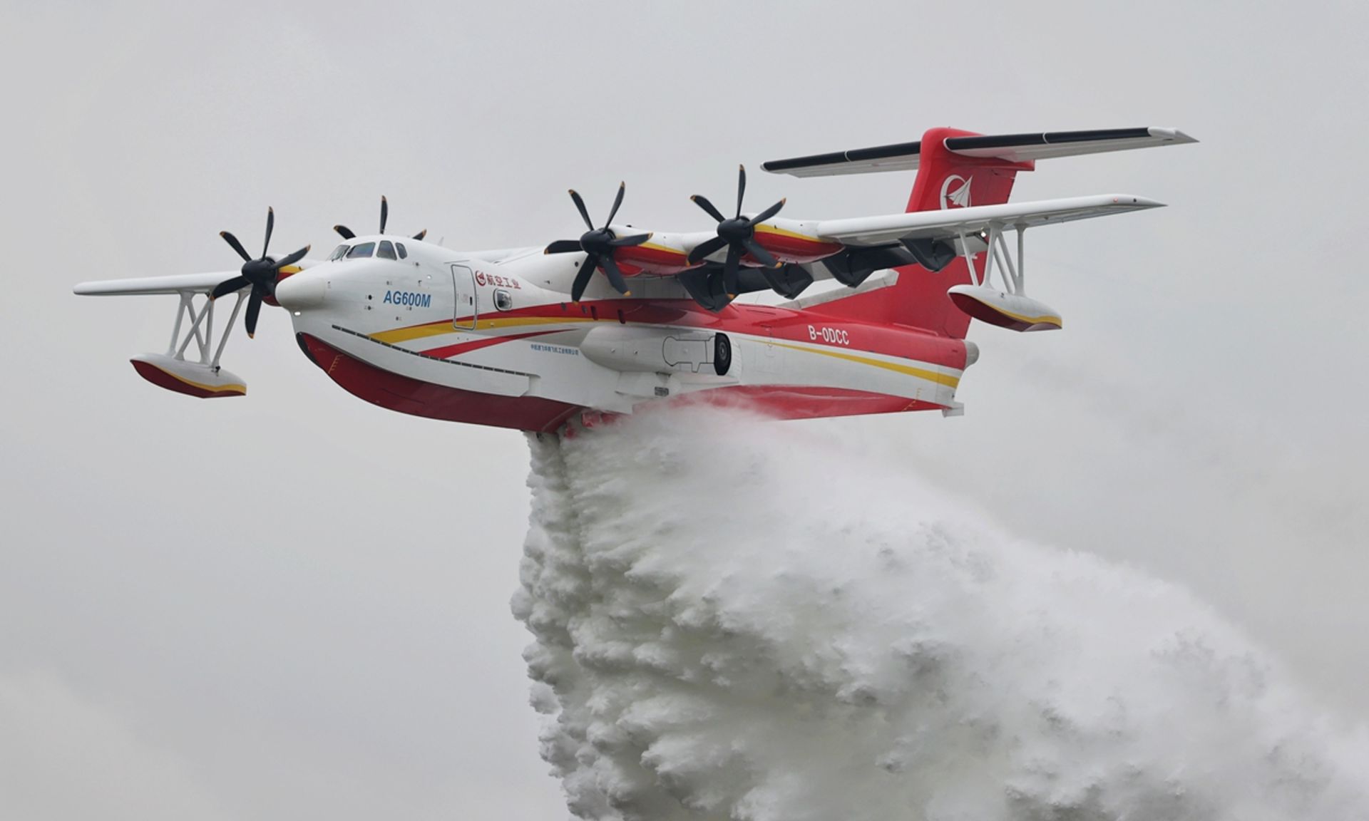 هواپیمای دوزیست Ag600 در حال پاشیدن آب و آتشنشانی
