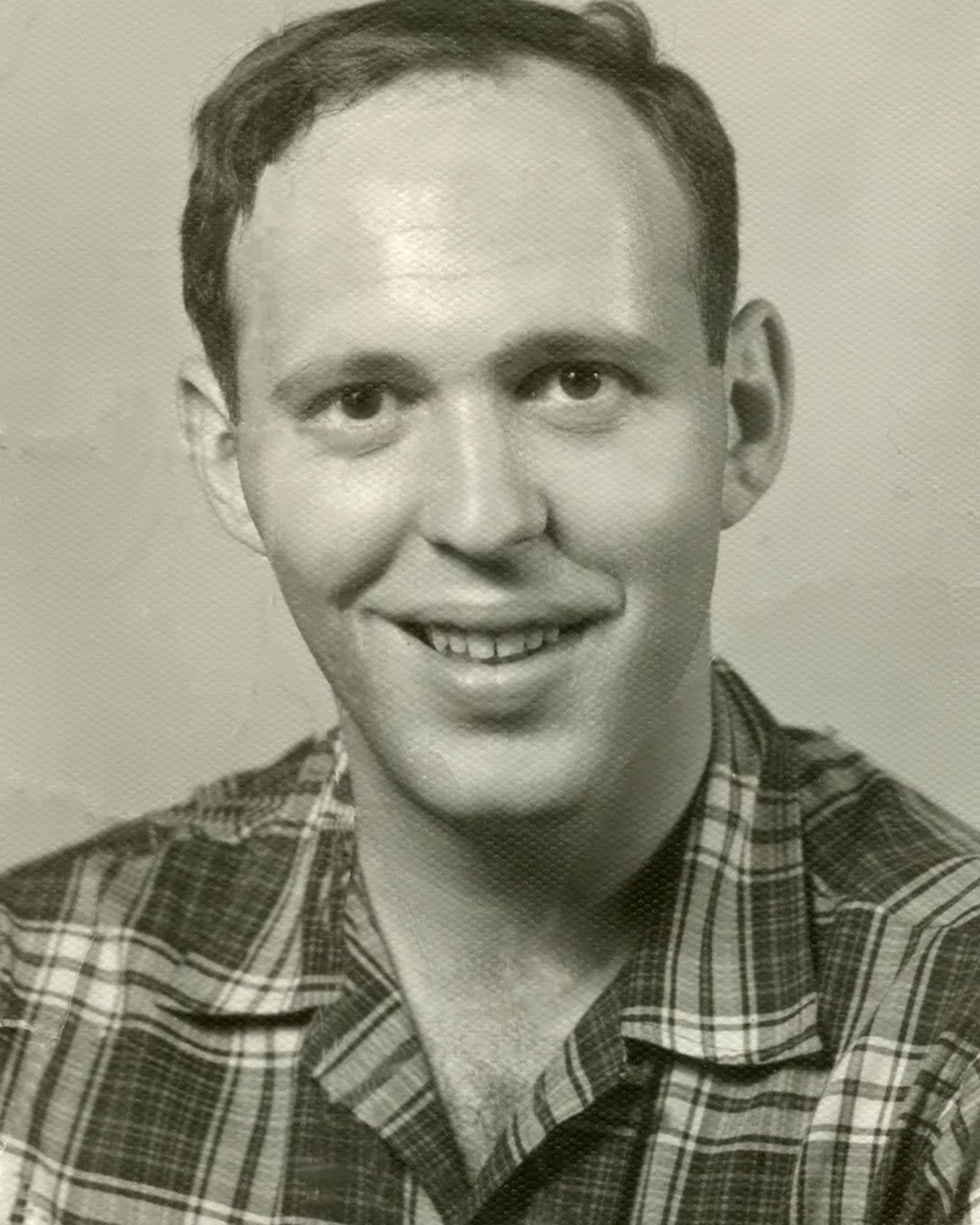 جیم سایمنز استاد ریاضی عکس ثدیمی سیاه و سفید مردی جوان با لبخند