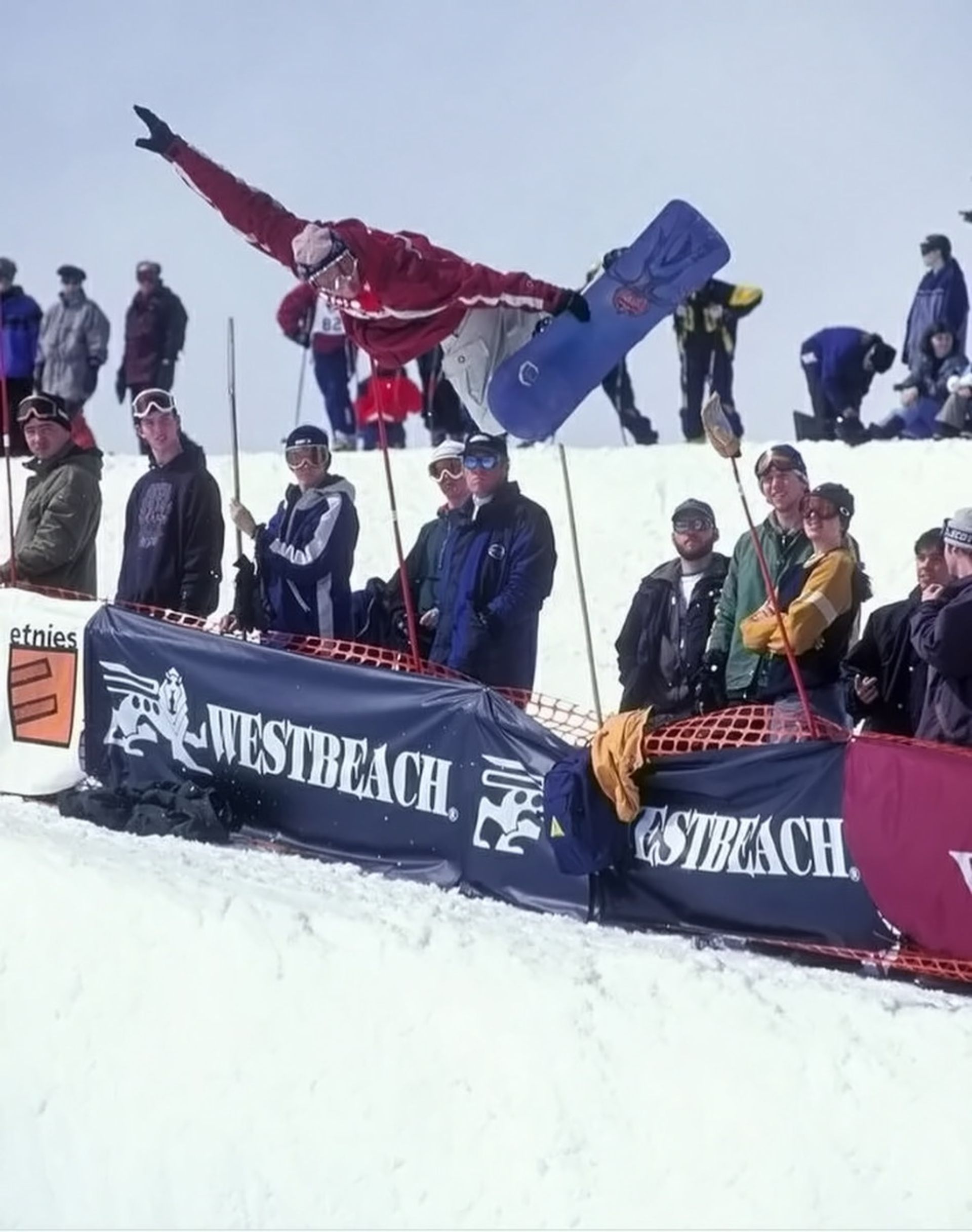 مردی در حال اسکیت در برف