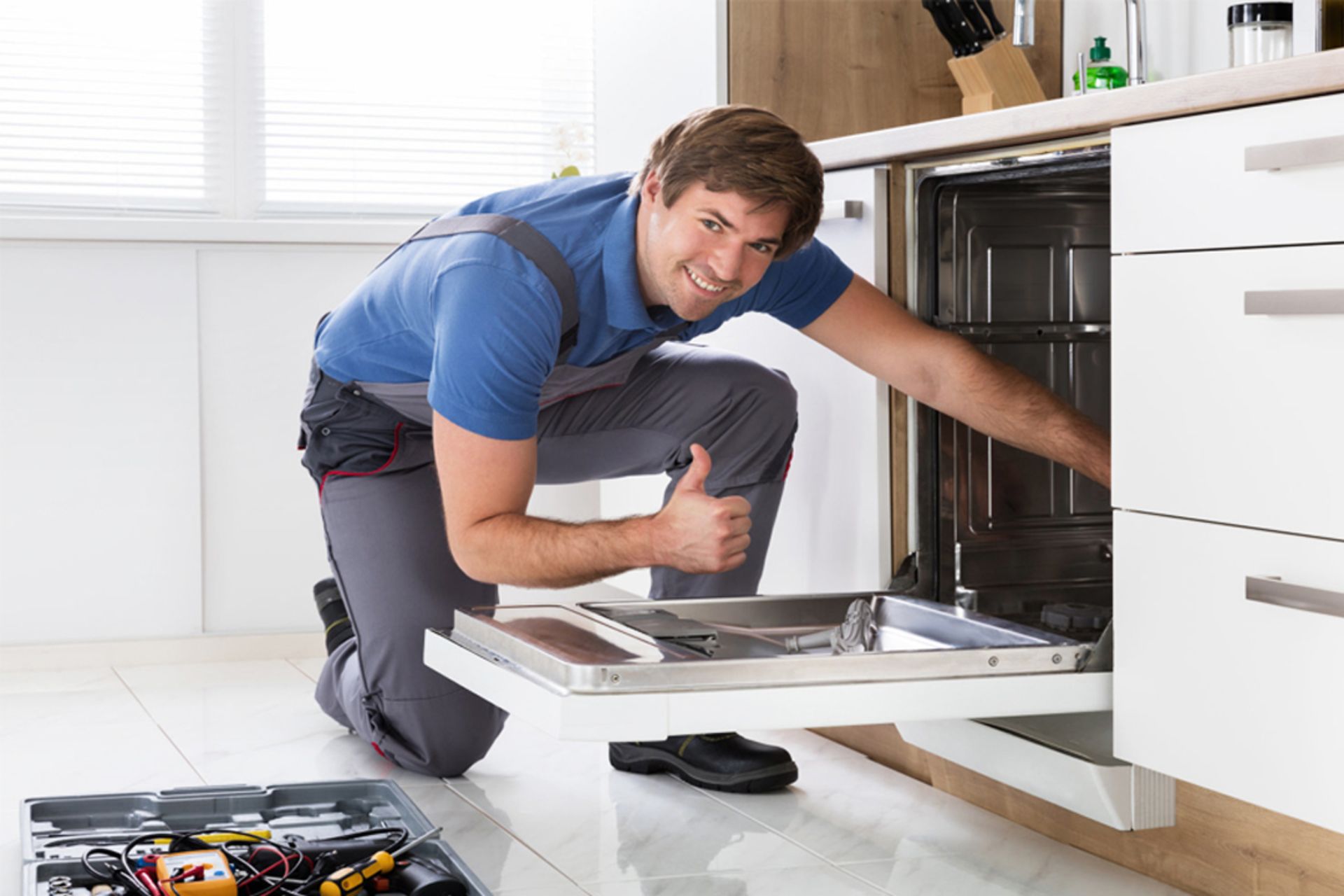 سرویس ماشین ظرفشویی توسط تعمیرکار آقا