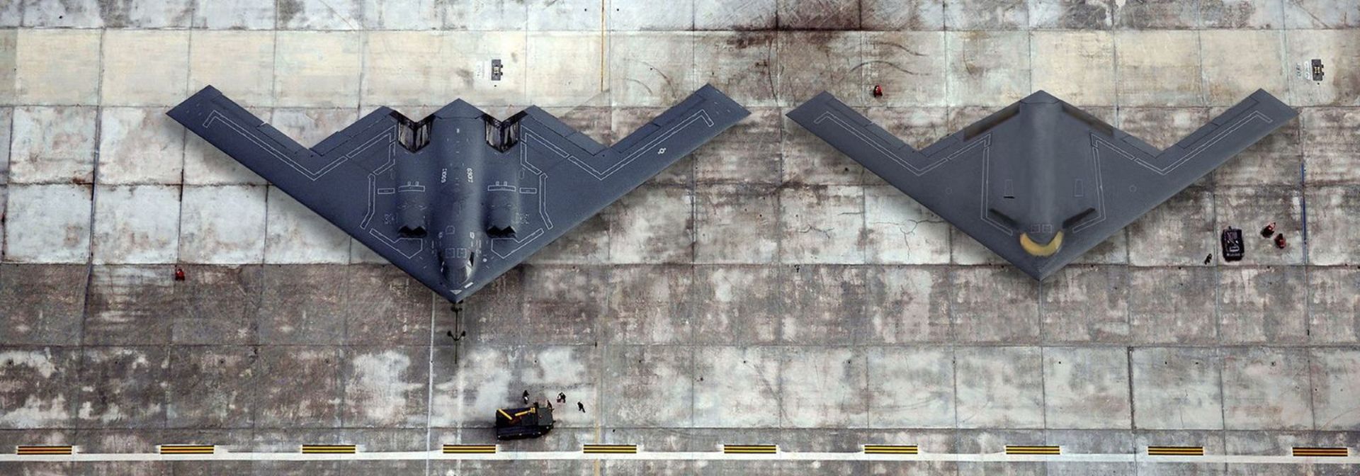نسل جدید هواپیمای بمب‌افکن B-21 در کنار B-2