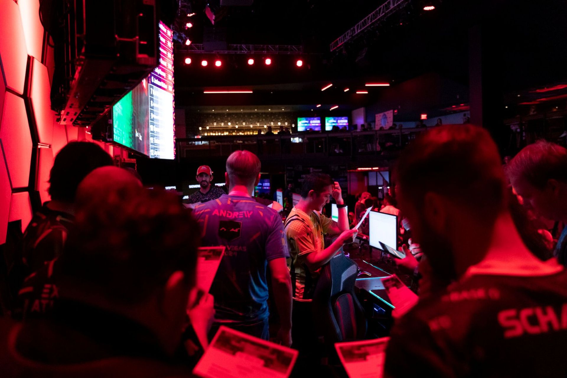 شرکت‌کنندگان رقابت سال ۲۰۲۴ جام جهانی اکسل در حال مطالعه قوانین مسابقه