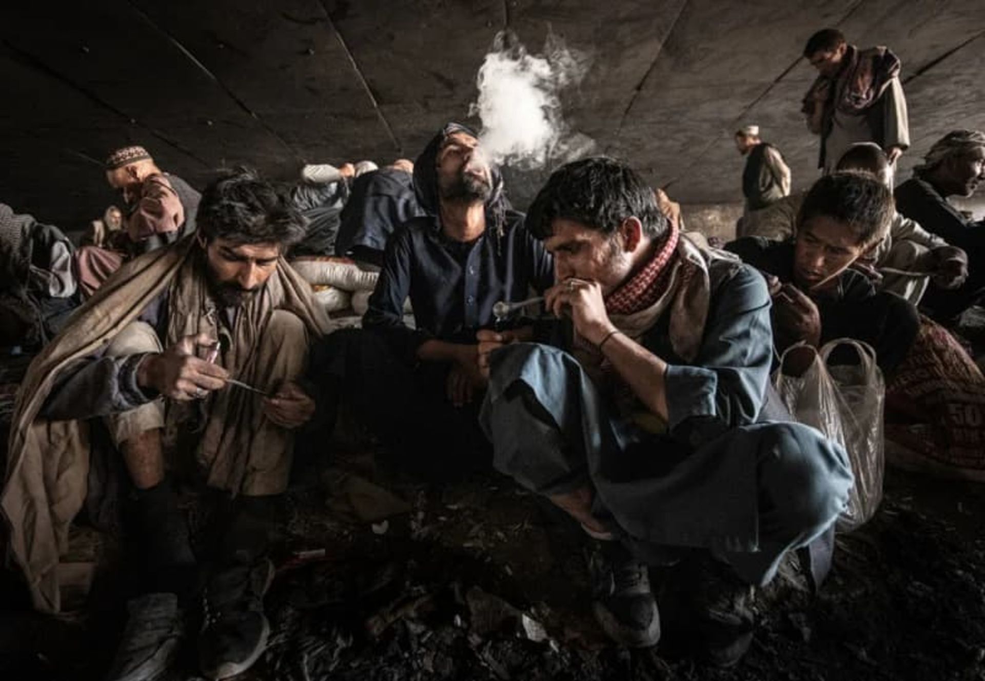 معتادان افغانستان در حال سیگار کشیدن