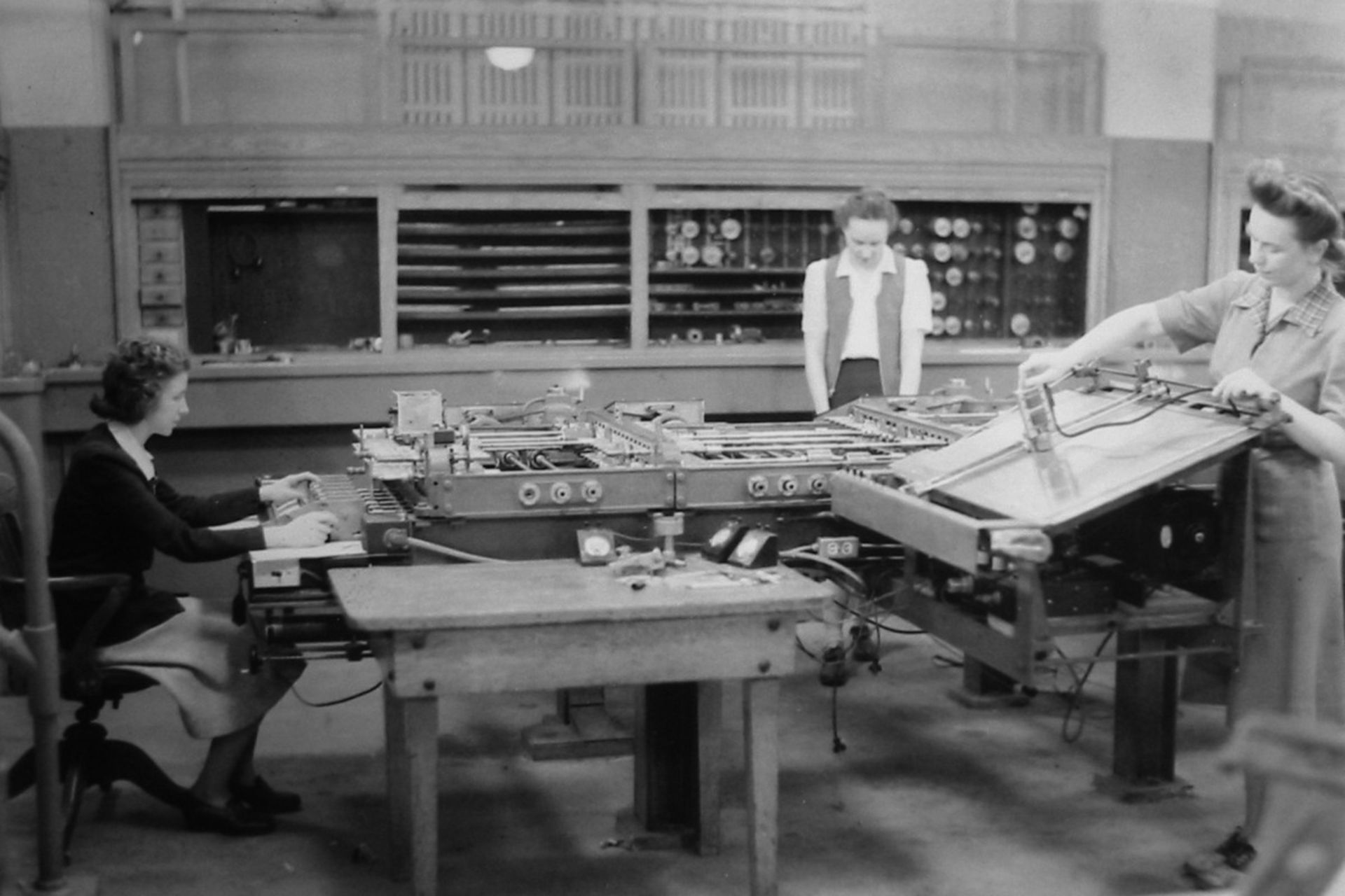 دو زن در حال کار با دستگاه محاسبه‌‌کننده دیفرانسیلی