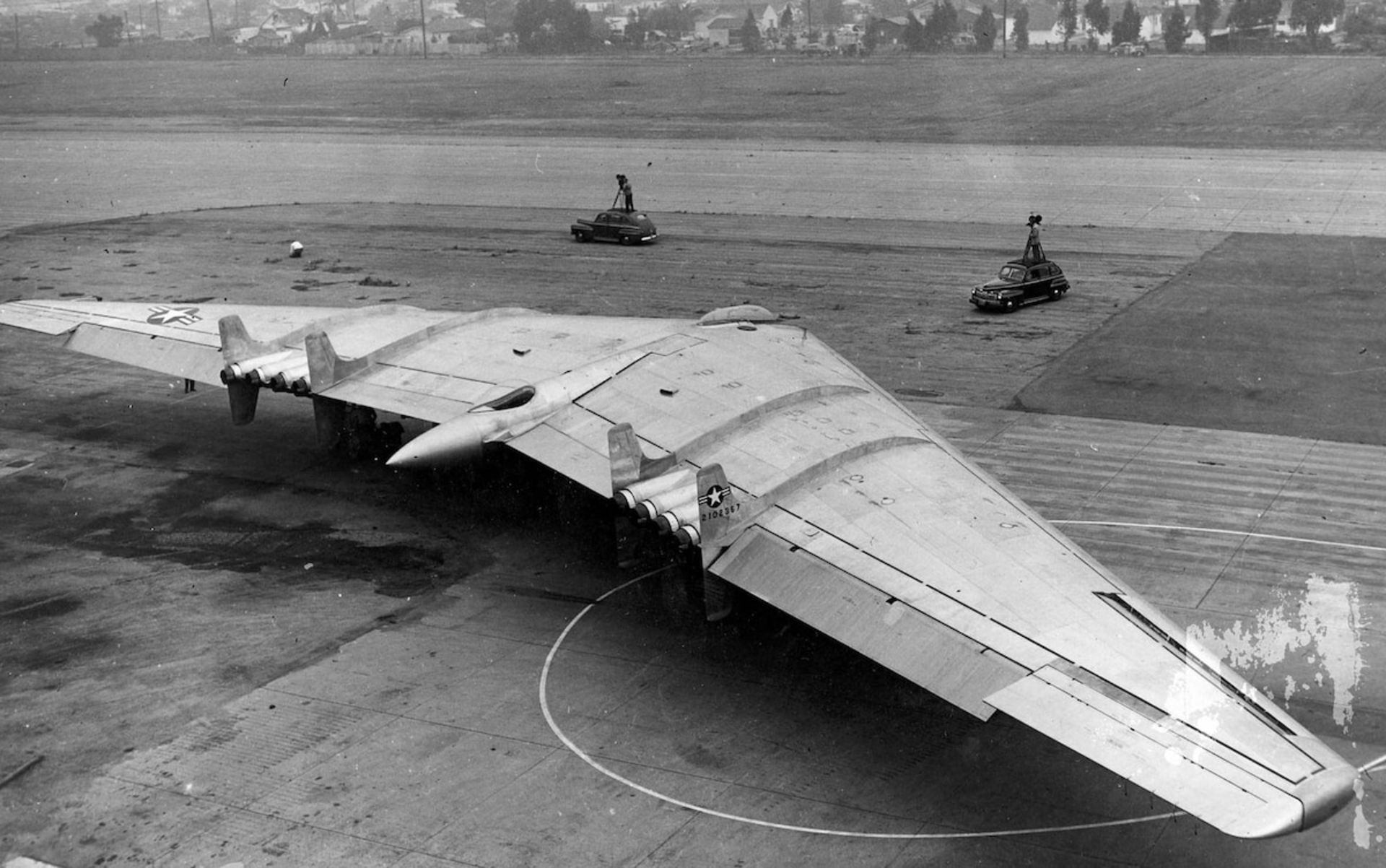 بمب‌افکن آزمایشی نورثروپ YF-49 روی باند