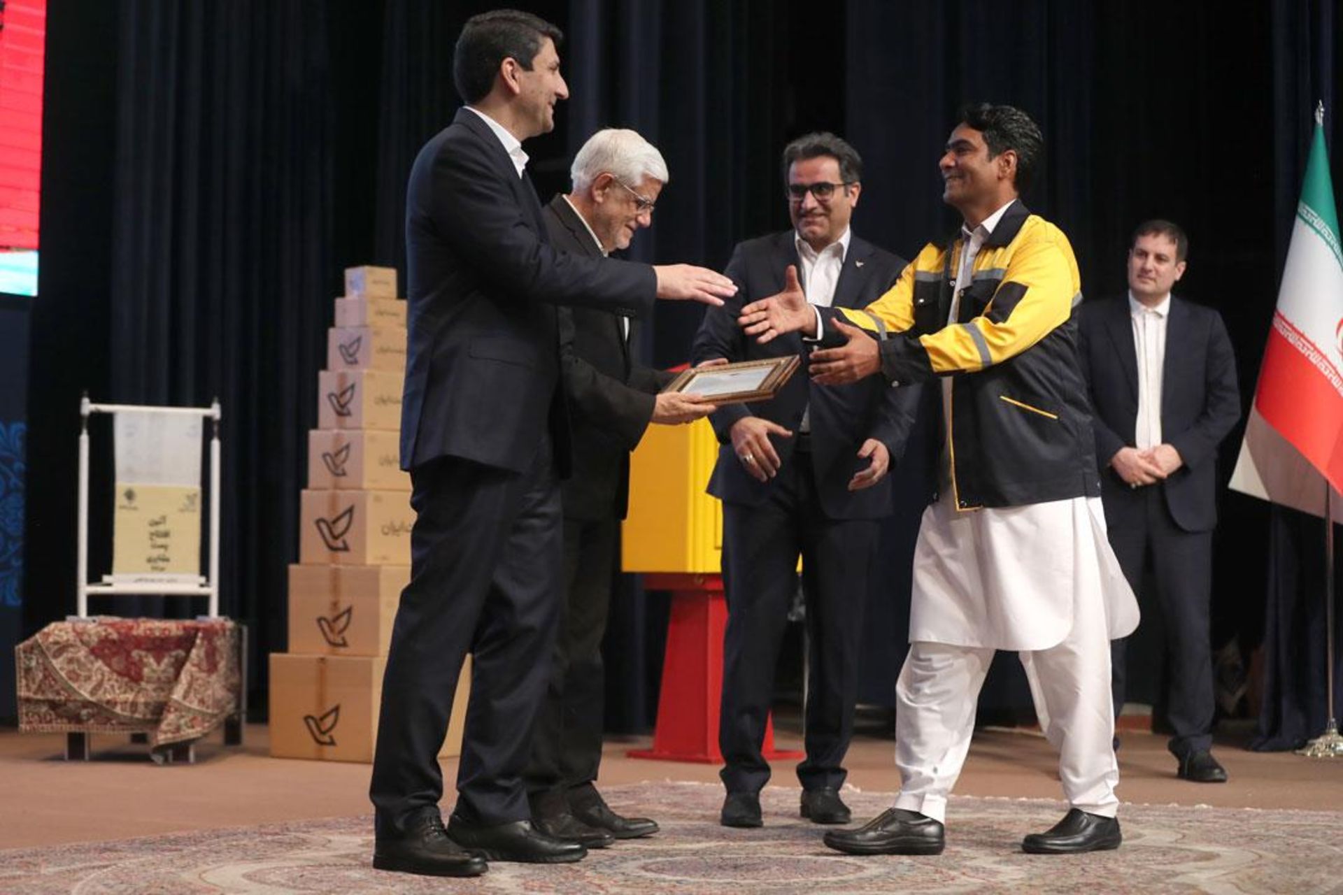 امید گلوی پستچی اهل سیستان و بلوچستان 