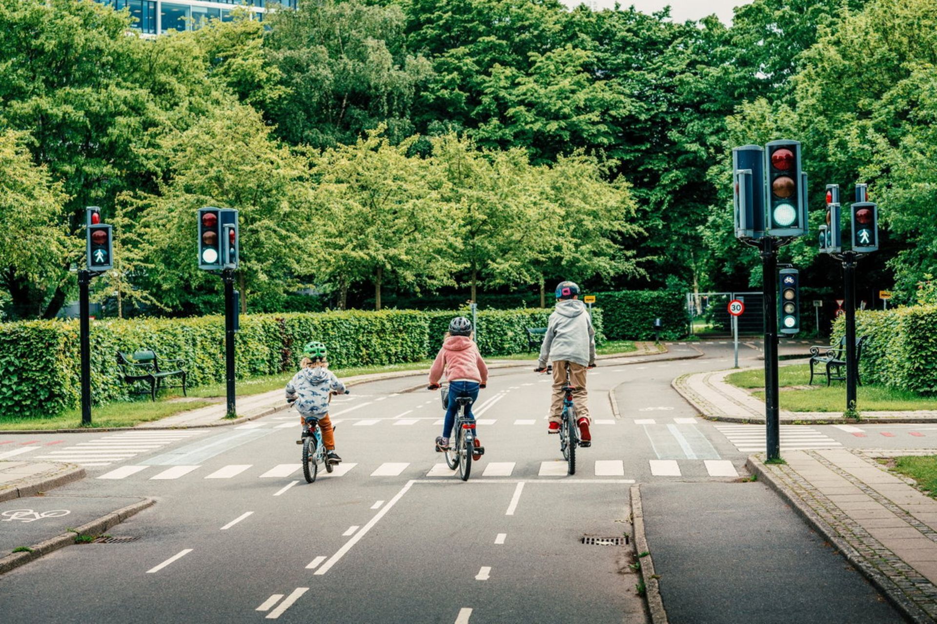 چند کودک در حال دوچرخه‌سواری در خیابان