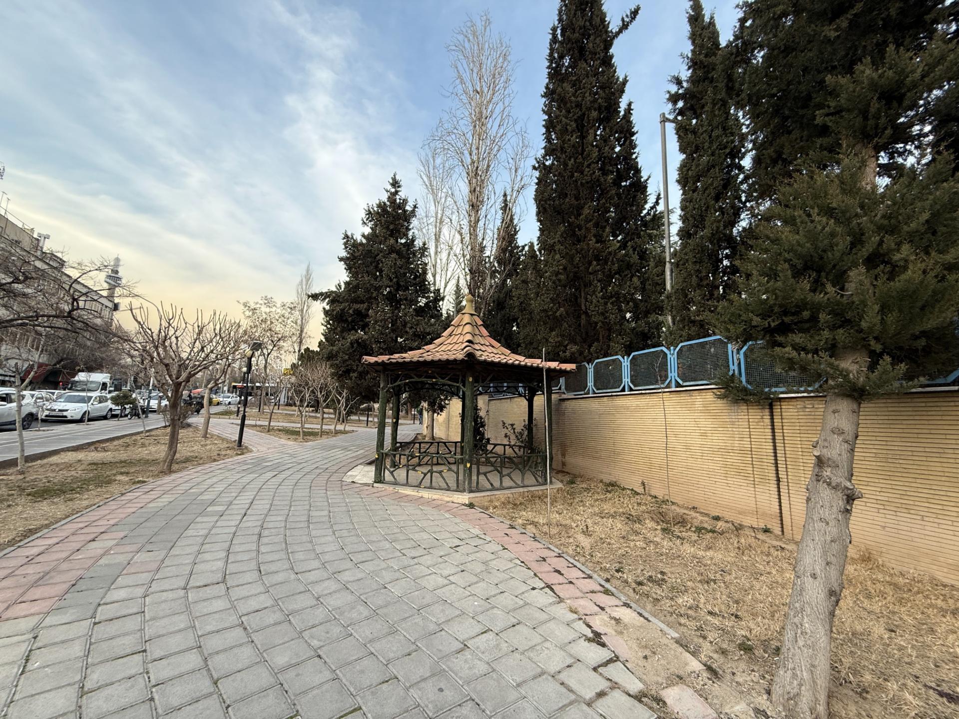 آلاچیق در پارکی در محدوده خیابان بهشتی تهران ۱