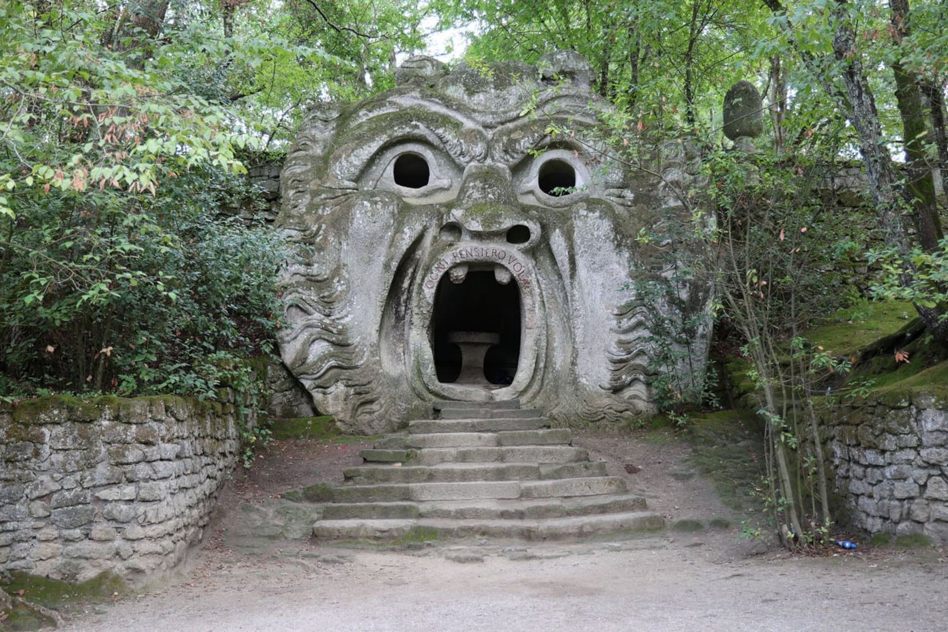 مجسمه دهان جهنم در باغ ساکرو بوسکو ایتالیا