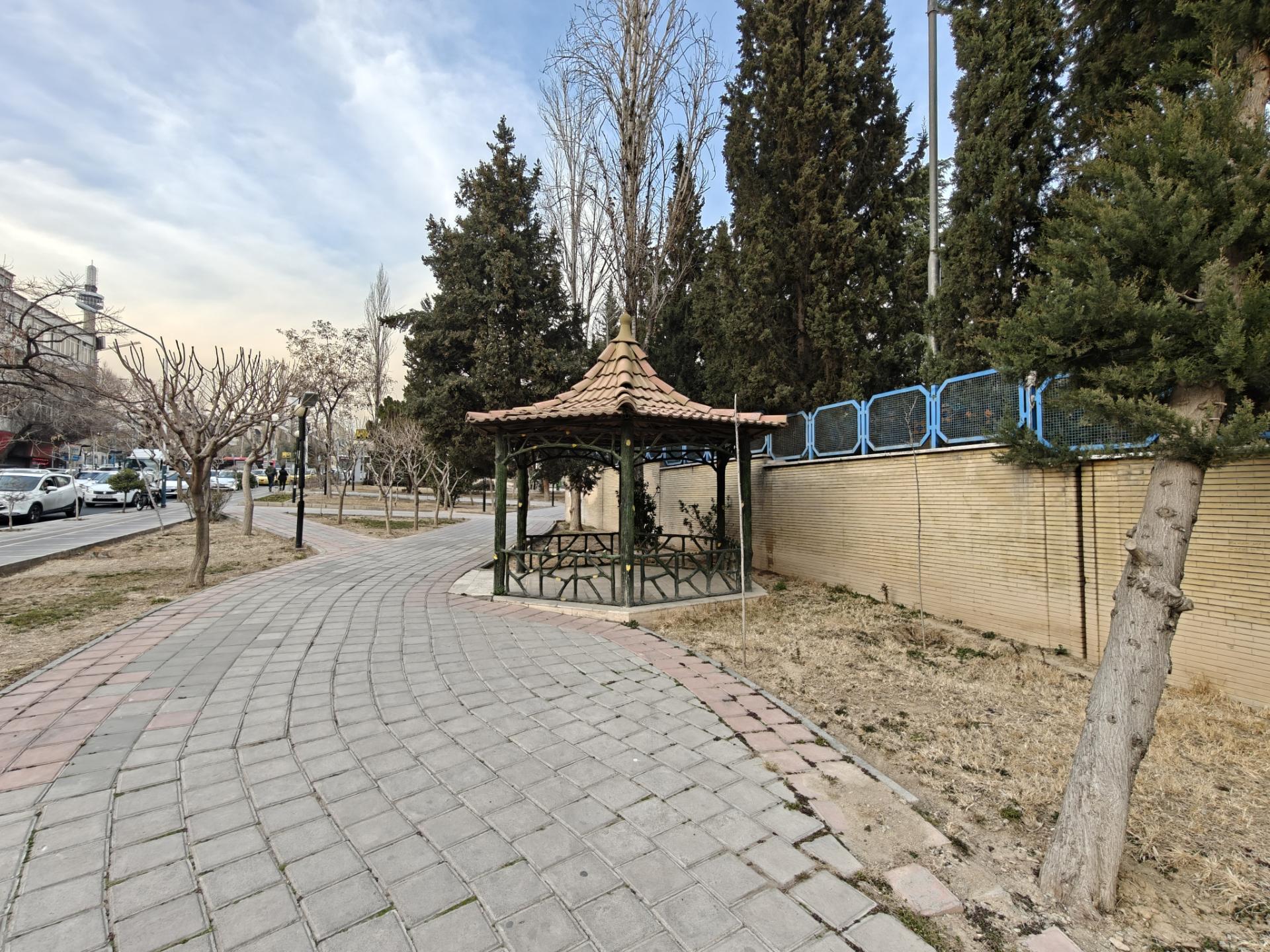 آلاچیق در پارکی در محدوده خیابان بهشتی تهران ۲