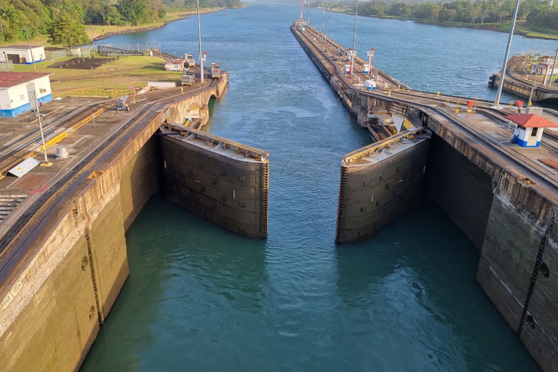 مراحل عملکرد قفل دریای پاناما: باز شدن در قفل