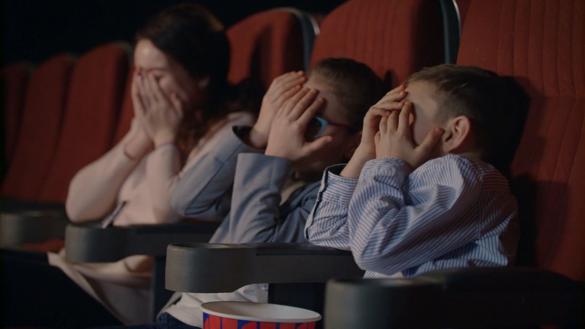 چند کودک در حال تماشای فیلم ترسناک