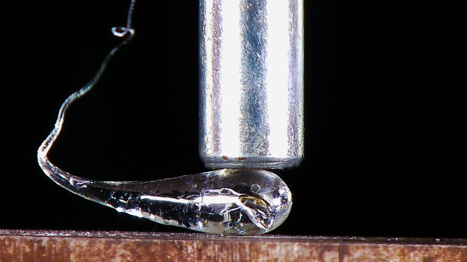 قطره‌ شیشه‌ای پرنس روپرت زیر دستگاه پرس 