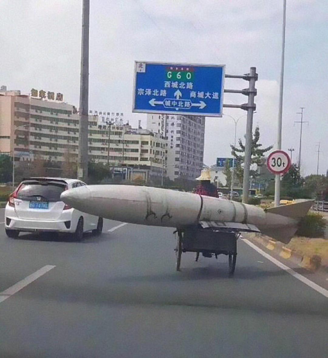 موشک وسط خیابان