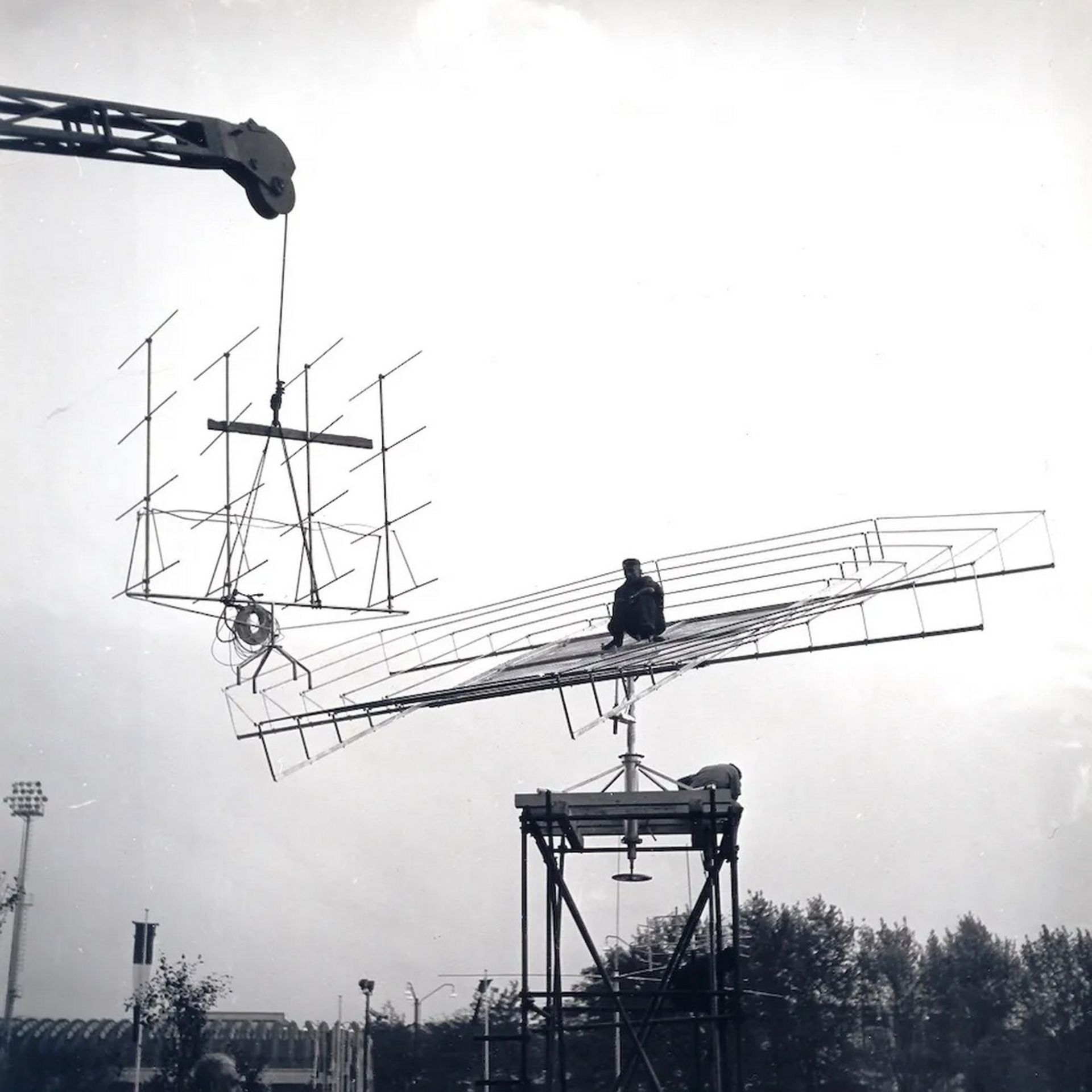 تجهیزات دست‌ساز و آنتن‌های روی پشت‌بام برادران جودیکا-کوردیا