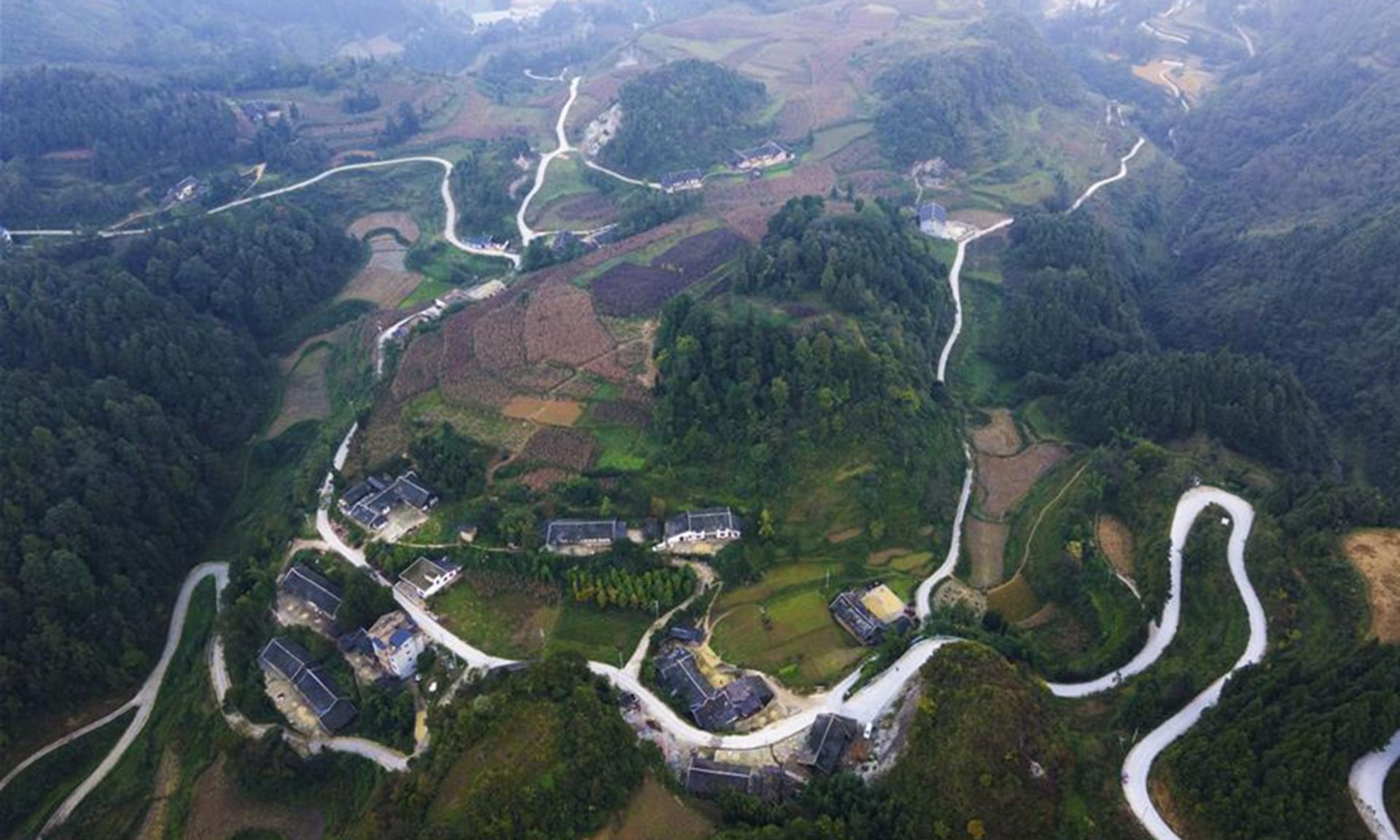 جاده‌های پر پیچ و خم گویژو چین