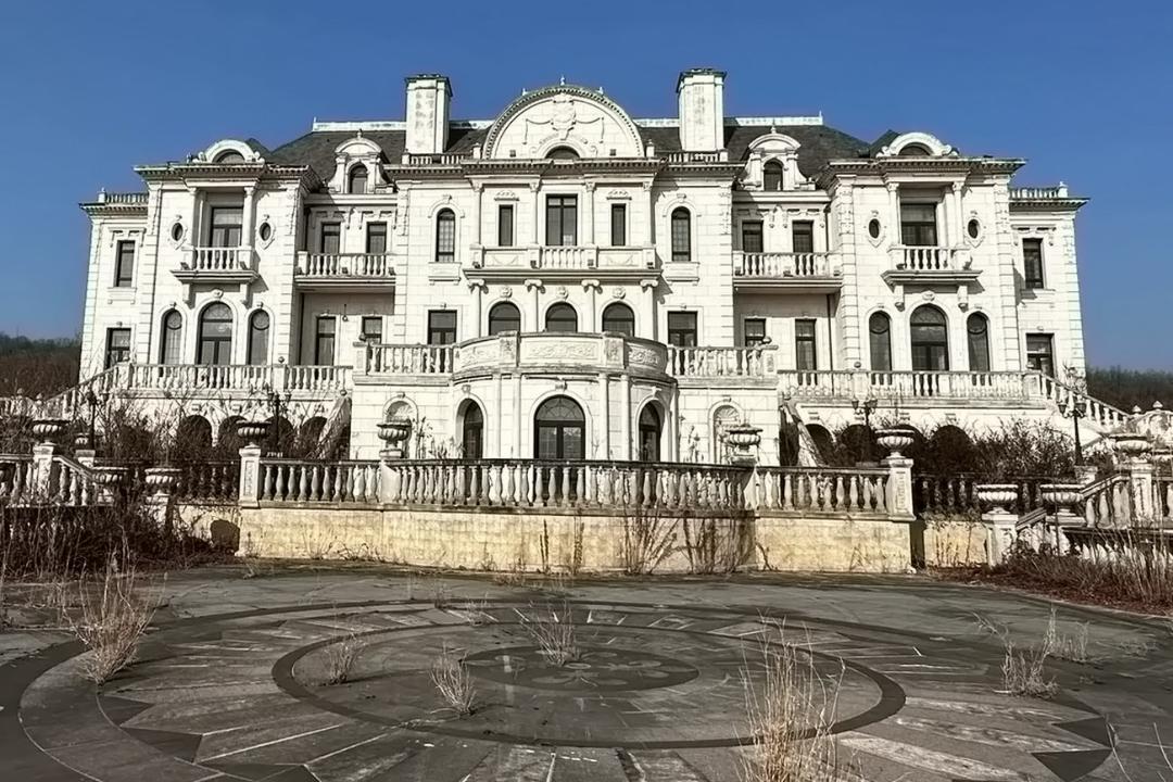 عمارت گتسبی بزرگ در چین که به حال خود رها شده است