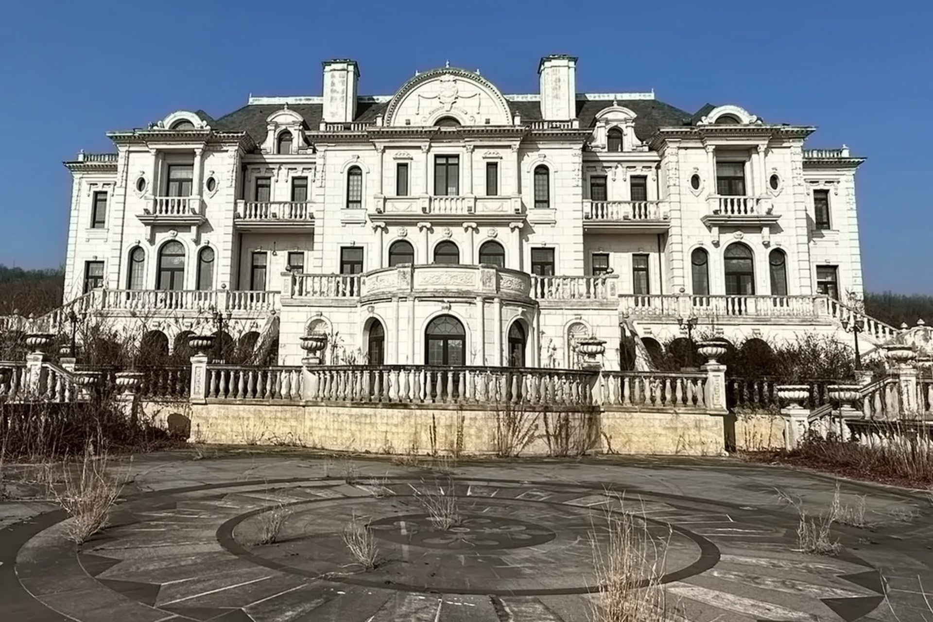 عمارت گتسبی بزرگ در چین که به حال خود رها شده است