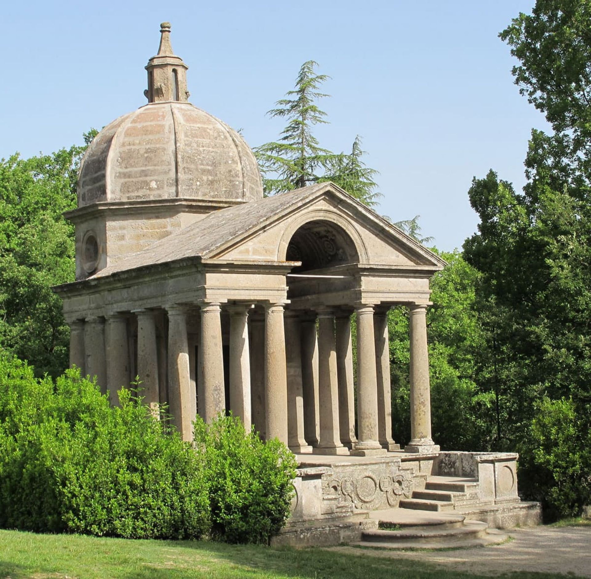 معبدی کوچک در محوطه‌ای باز در بلندترین نقطه ساکرو بوسکو