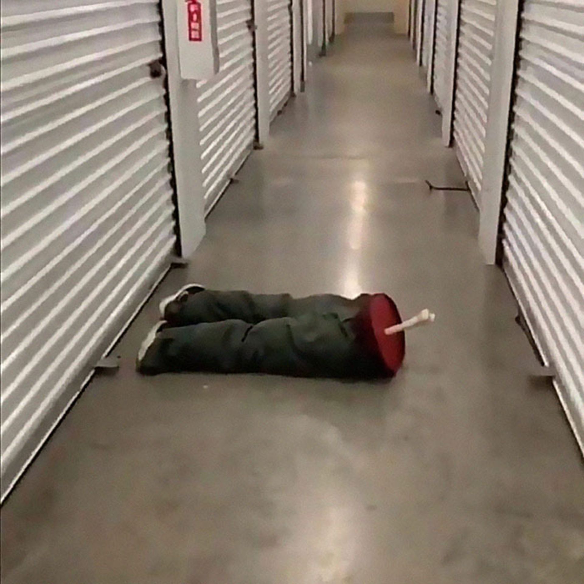 نصف بدن در راهرو پا با استخوان