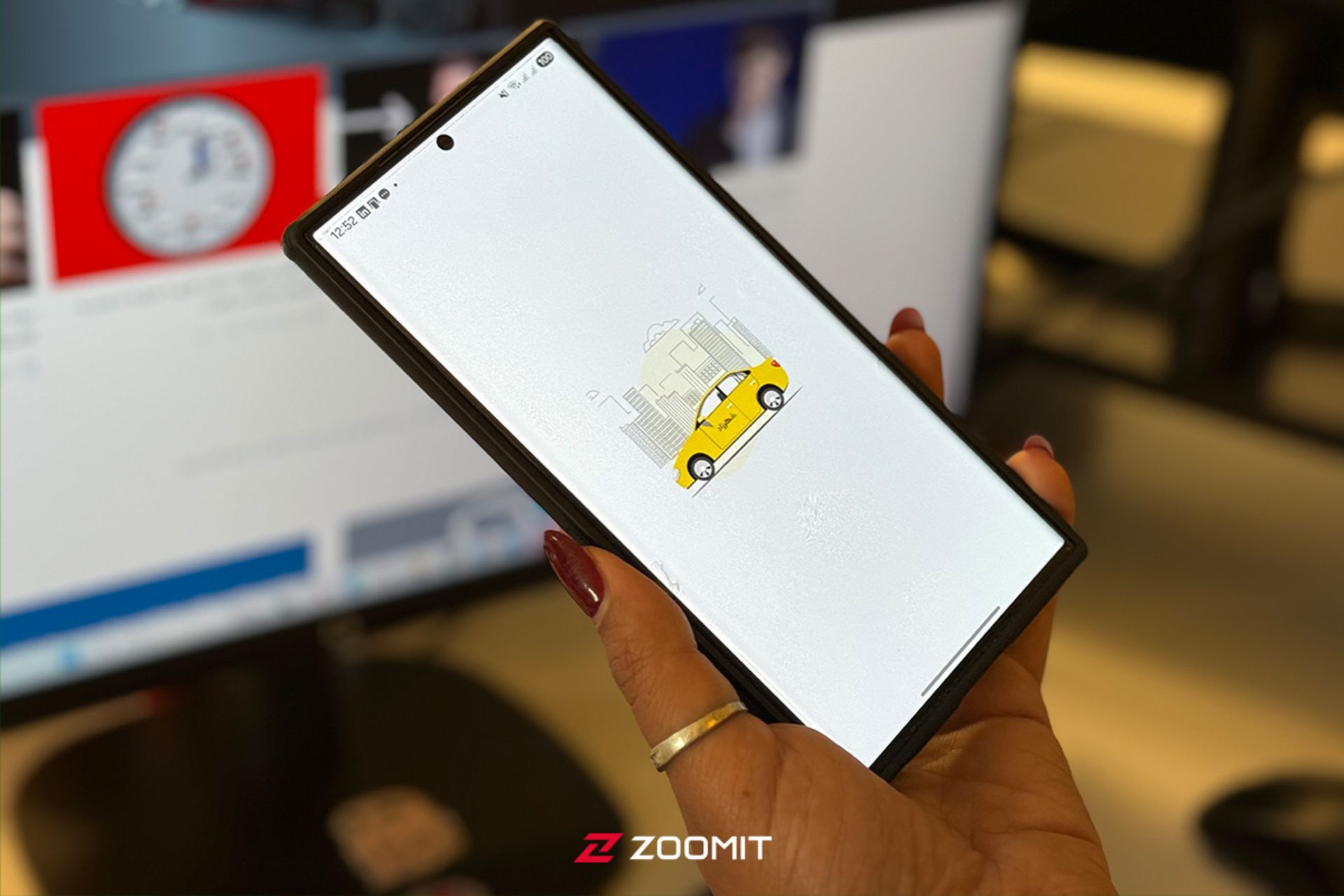 فردی در حال گرفتن تاکسی