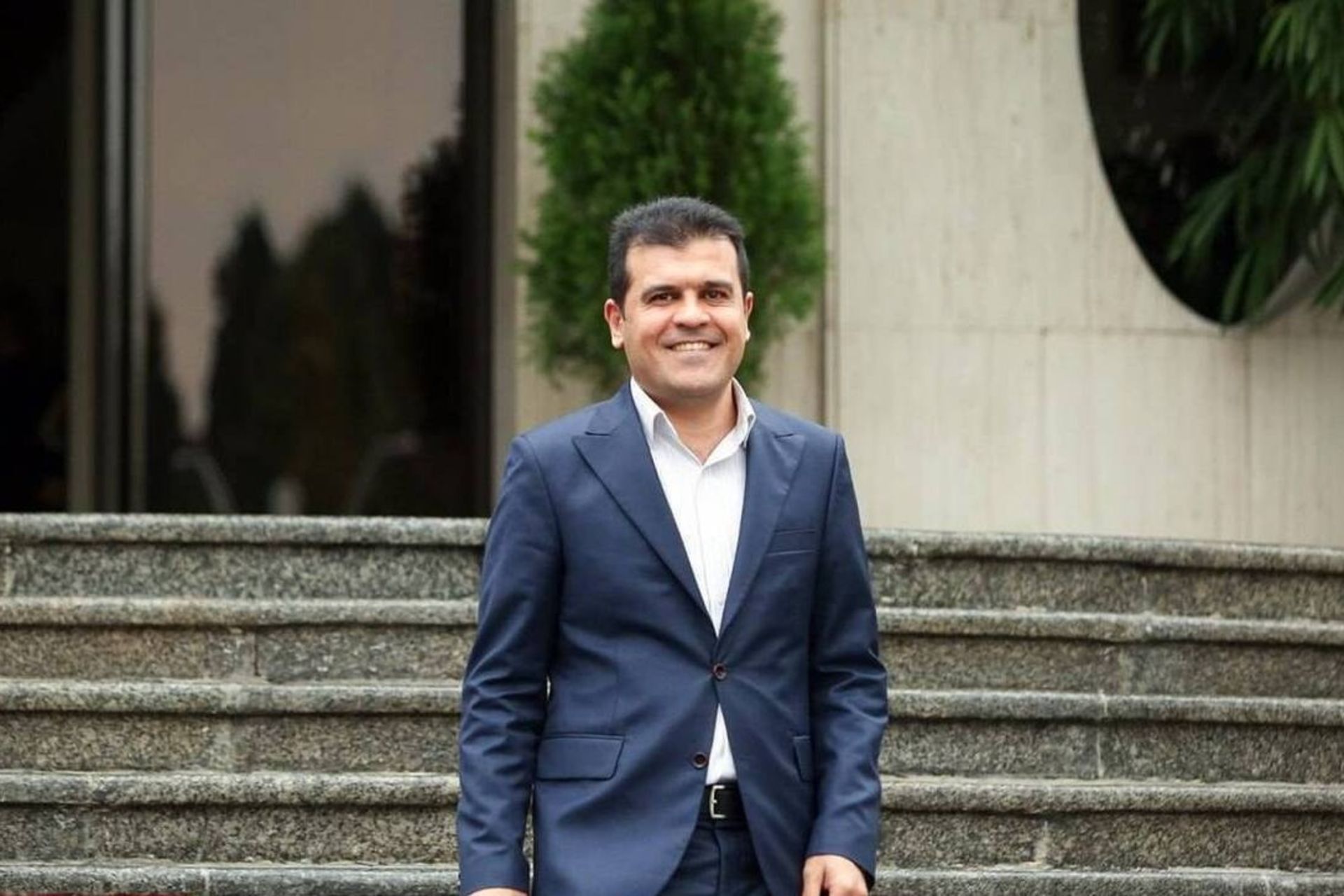 حسین افشین در حیاط دولت