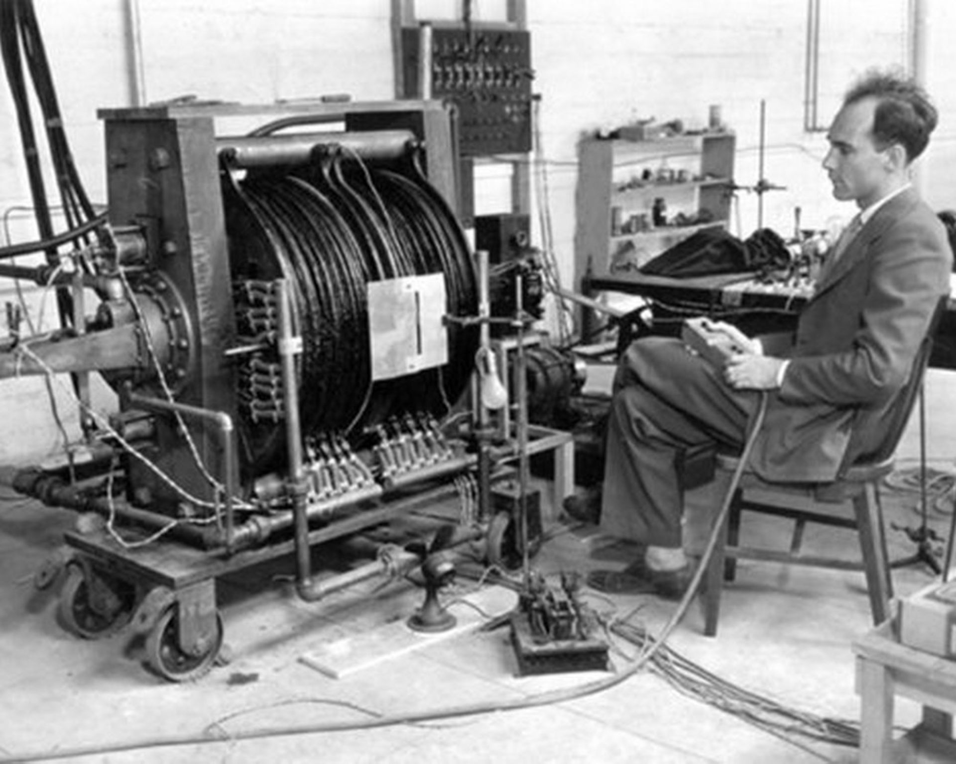 کارل اندرسون به همراه محفظه ابر مغناطیسی