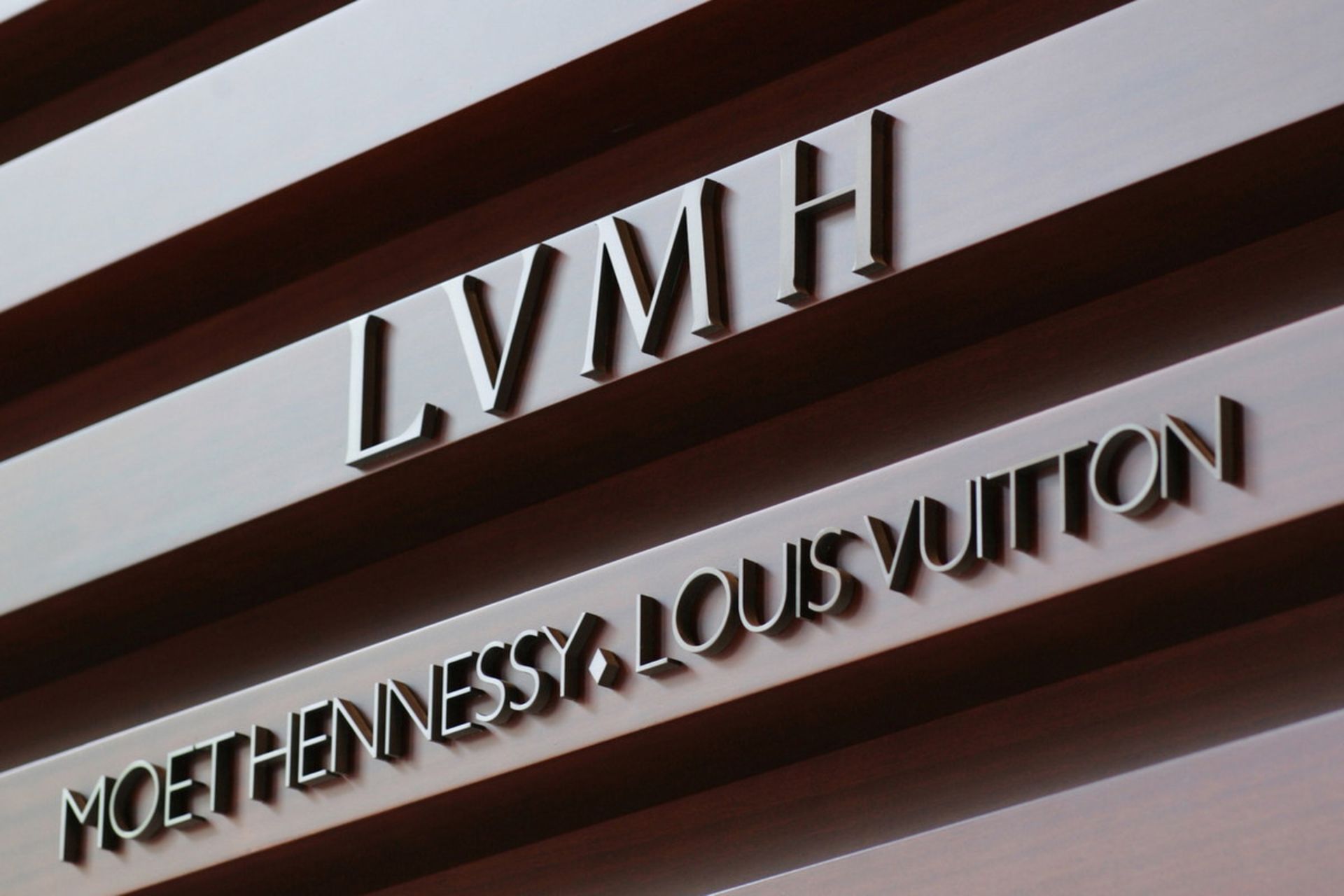 ادغام دو شرکت اویی ویتون و موئت‌هنسی و تشکیل شرکت LVMH