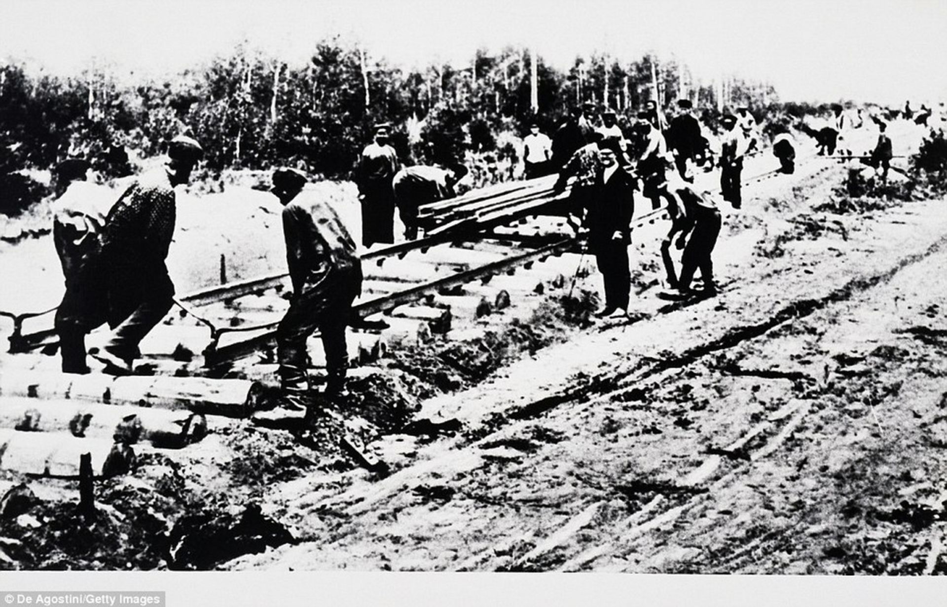 کارگران راه‌آهن سراسری سیبری در حال کار