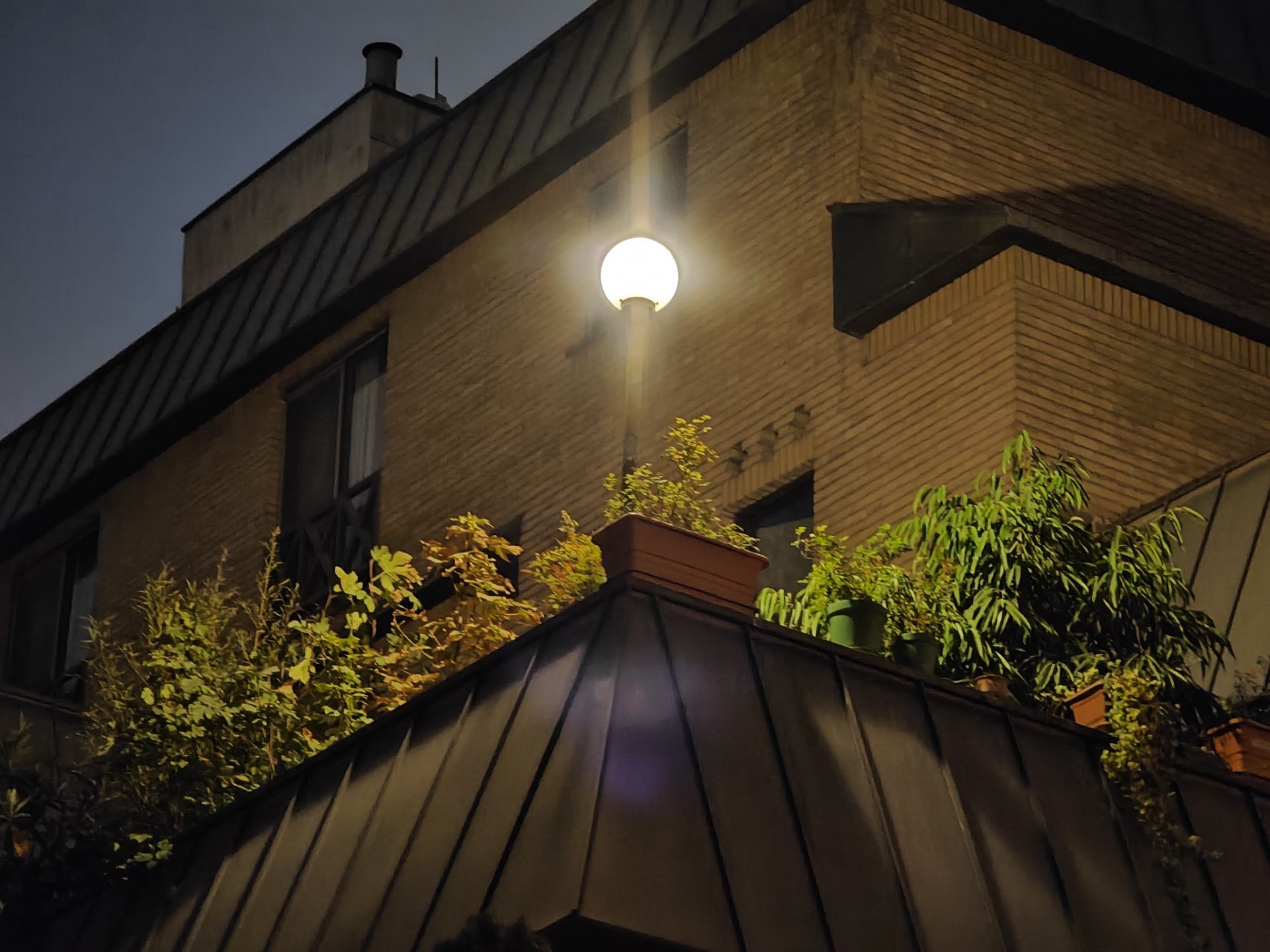 عکس ثبت شده با دوربین ۵ برابری شیائومی ۱۳ اولترا - شب