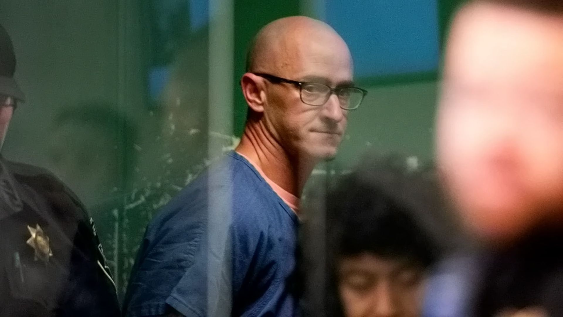 جوزف امرسون خلبان سابق آلاسکا ایرلاینز پس از بازداشت