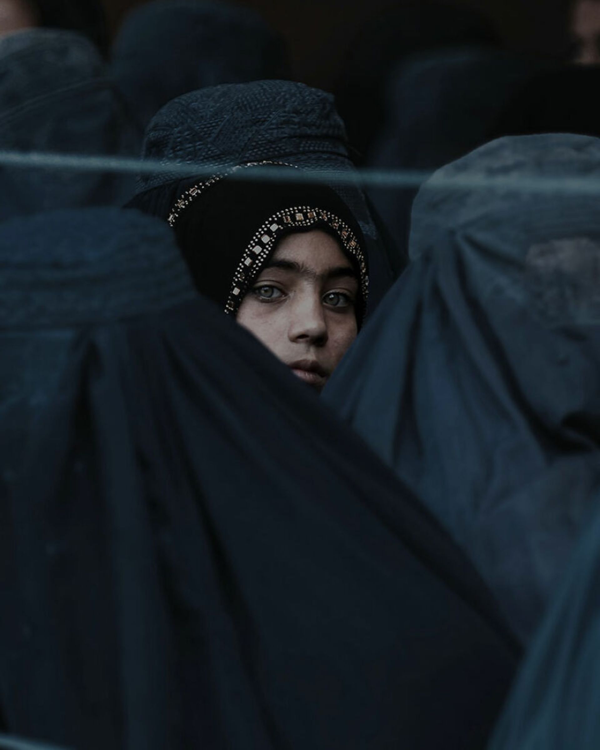 پرتره دختر افغان چشم سبز با چادر مشکی