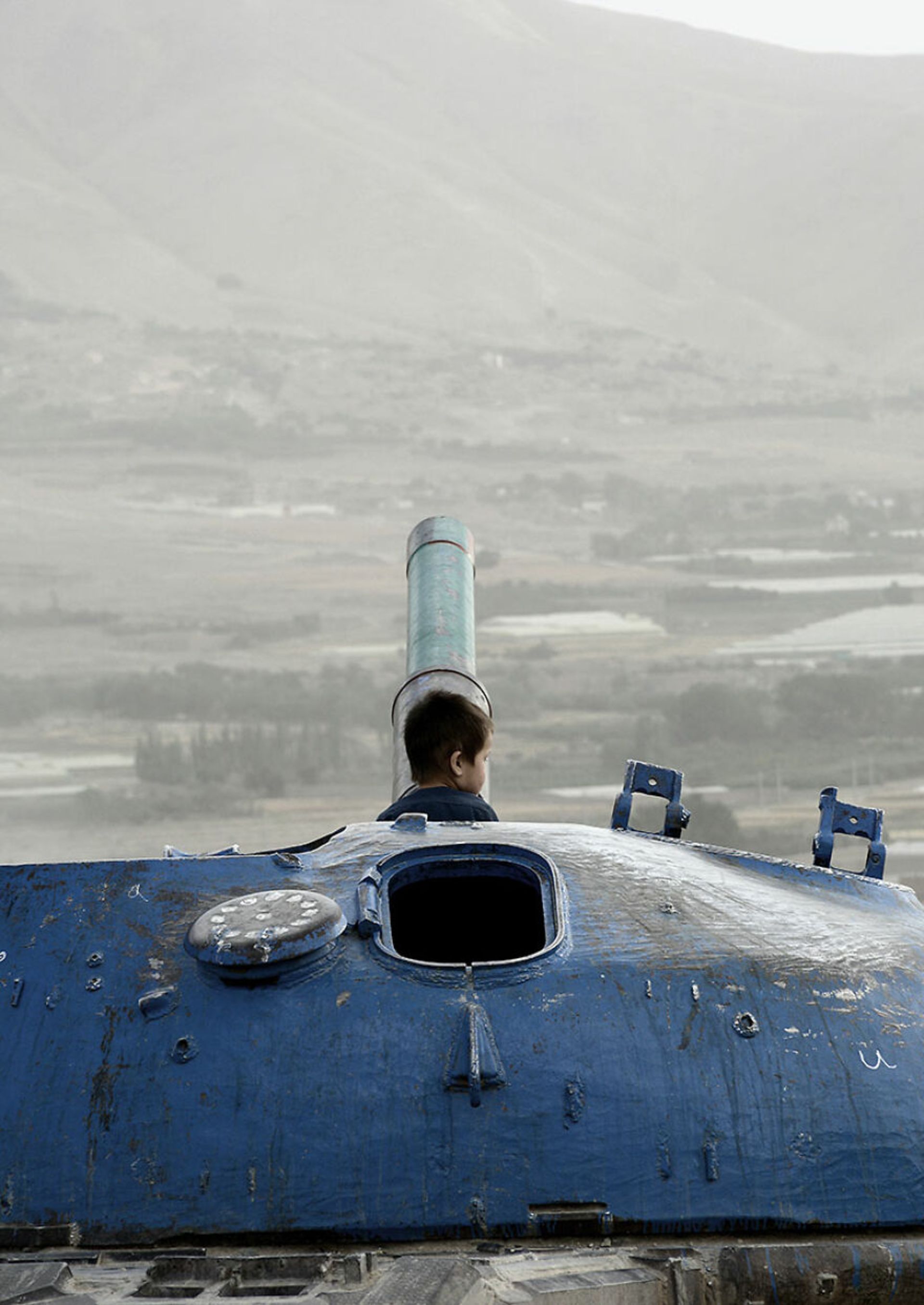 کودک افغان پشت تانک