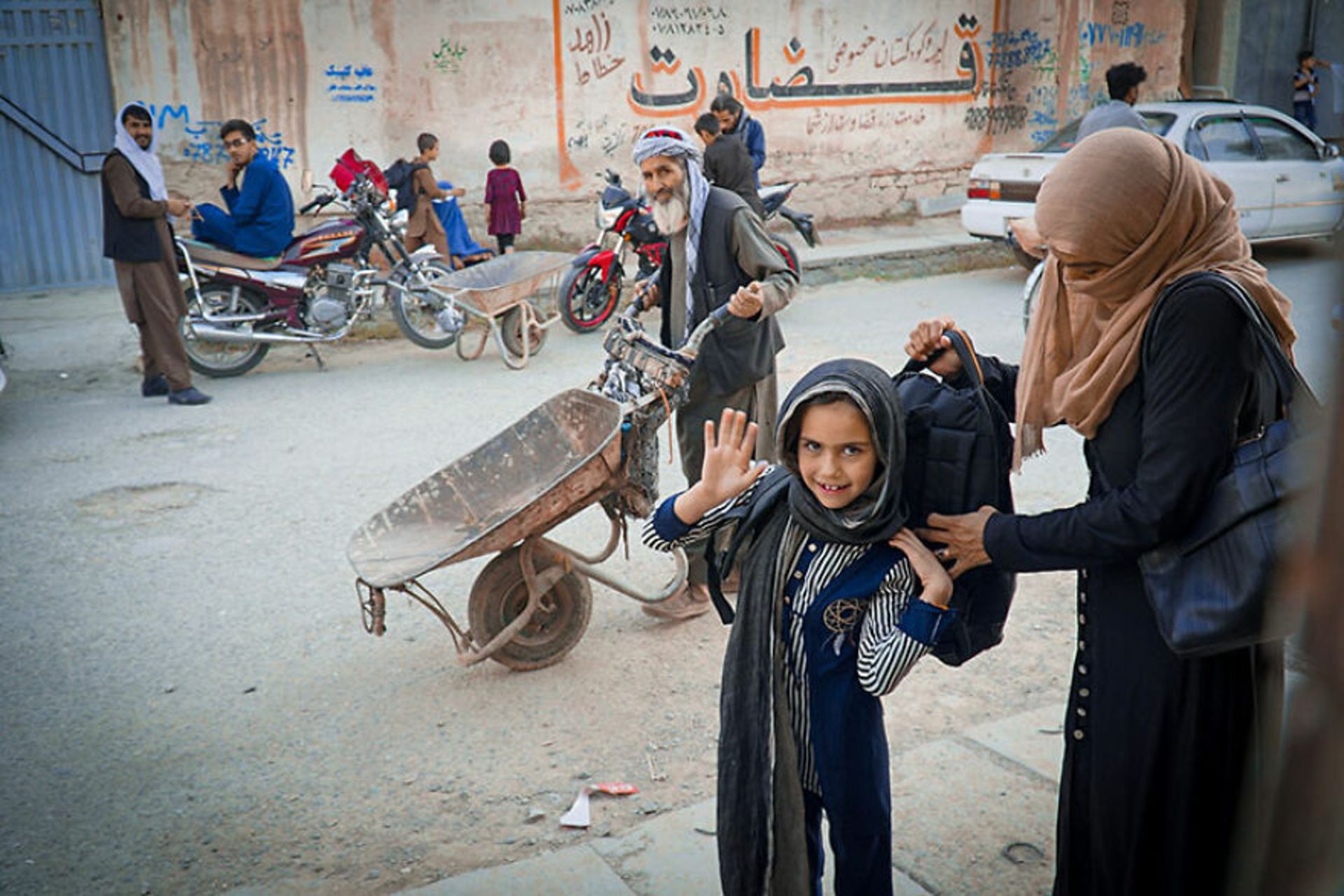دختر مدرسه‌ای افغان