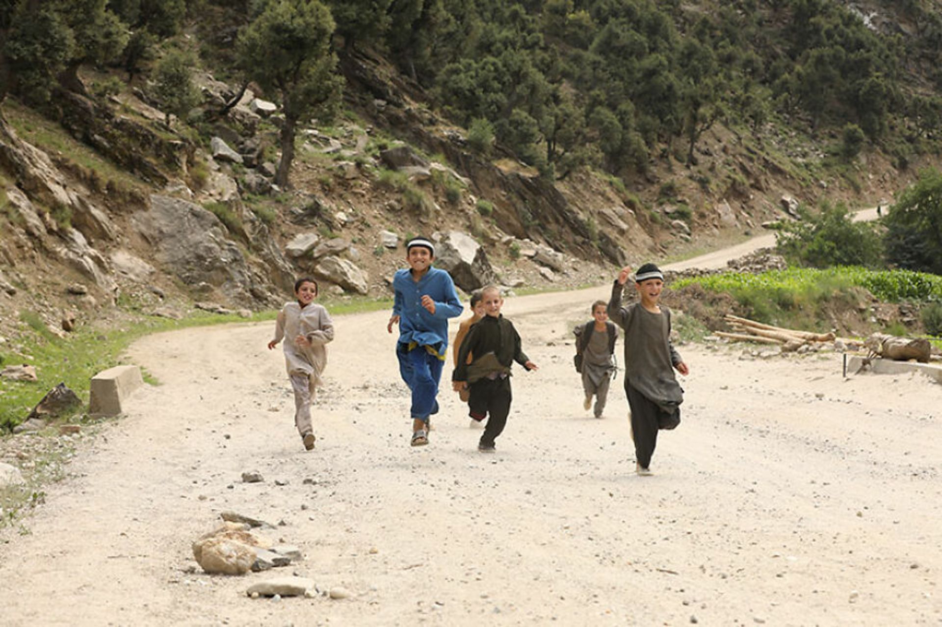 کودکان افغان در حال دویدن و شادی
