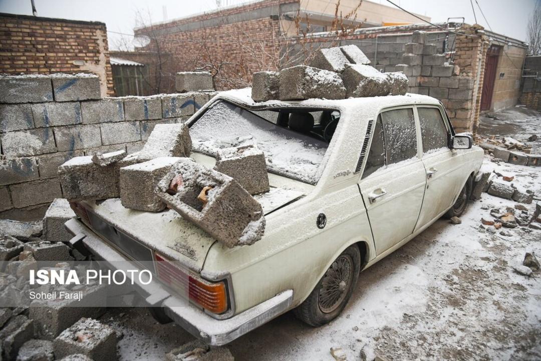 آوار ساختمان روی پیکان در زمین لرزه خوی