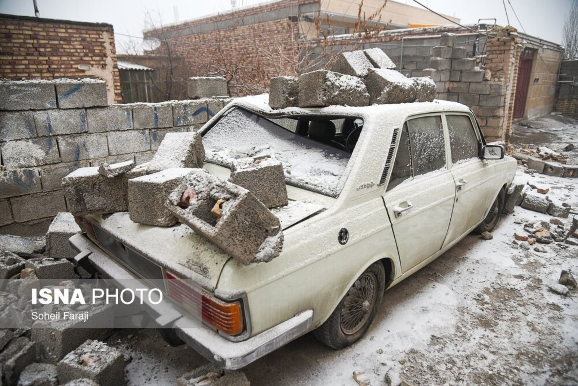 آوار ساختمان روی پیکان در زمین لرزه خوی