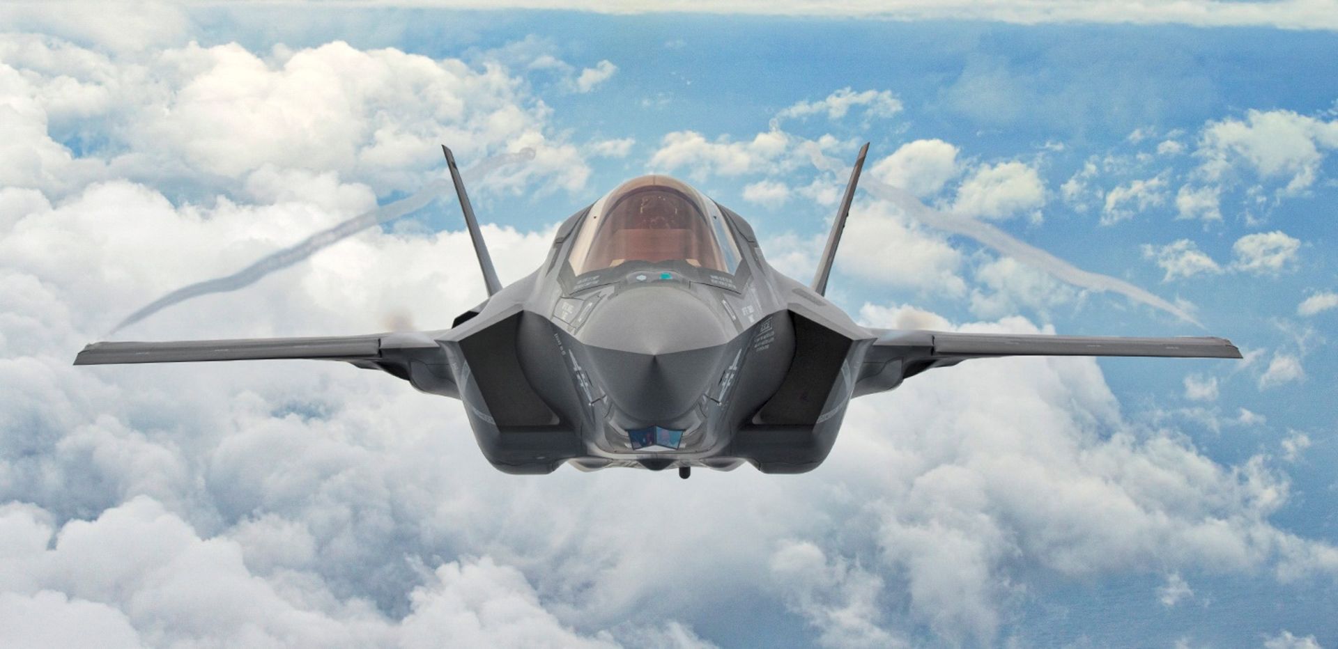 نمای روبه‌رو از جنگنده F-35