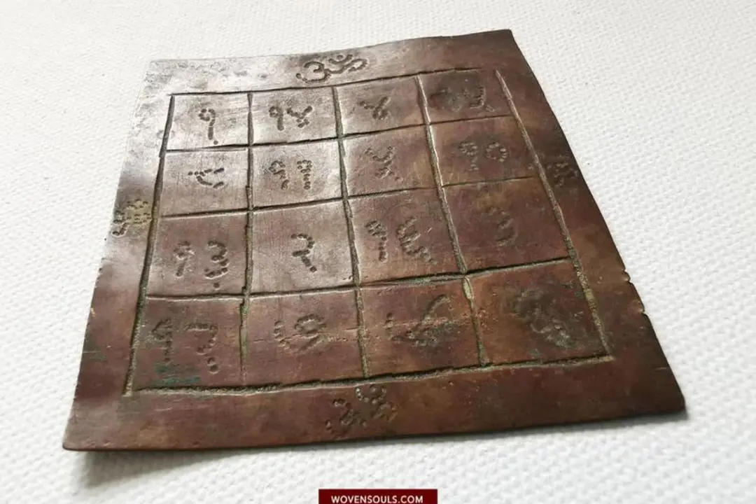 مربع جادویی باستانی روی چوب