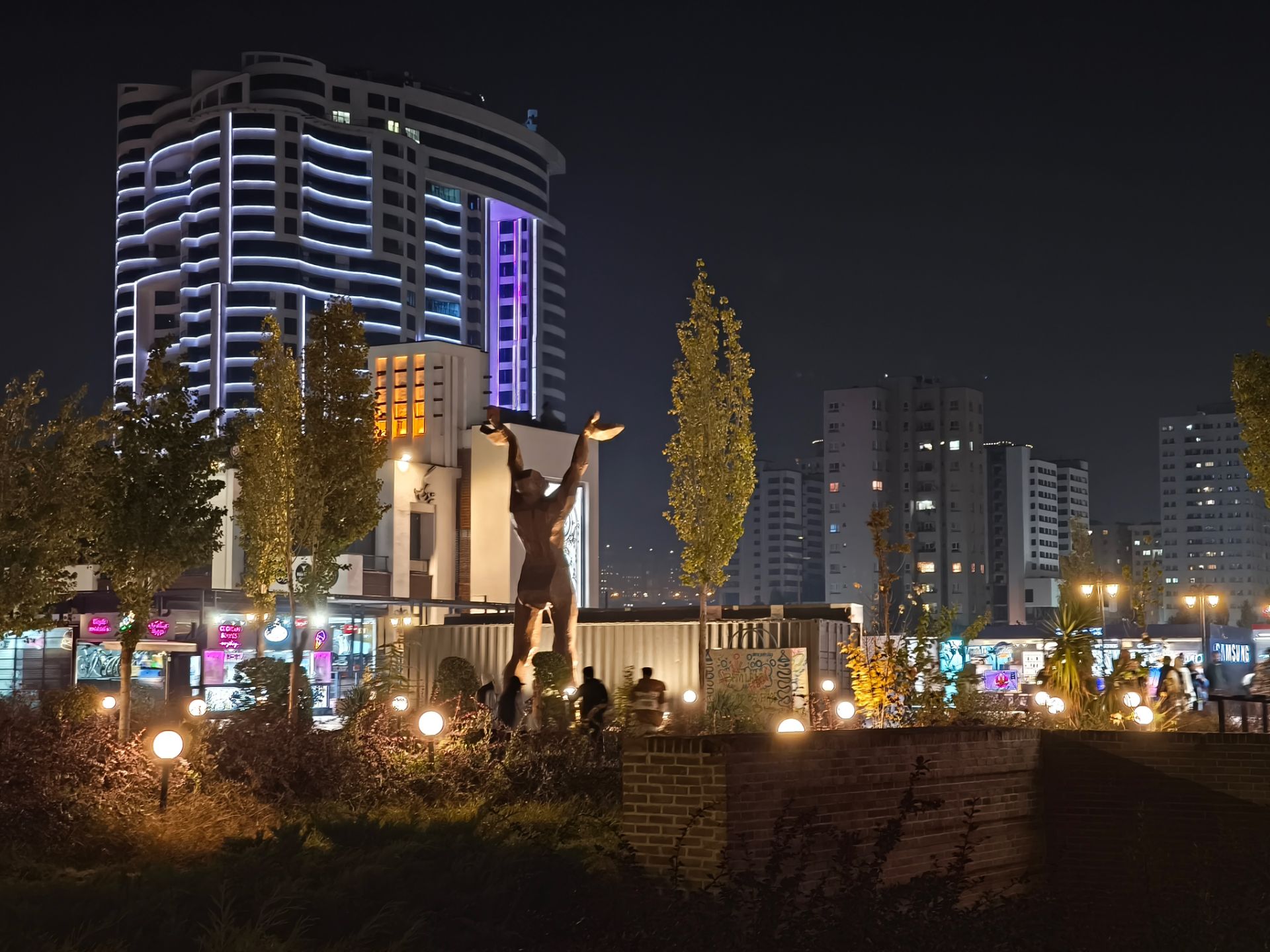 نمایی از شهر در شب