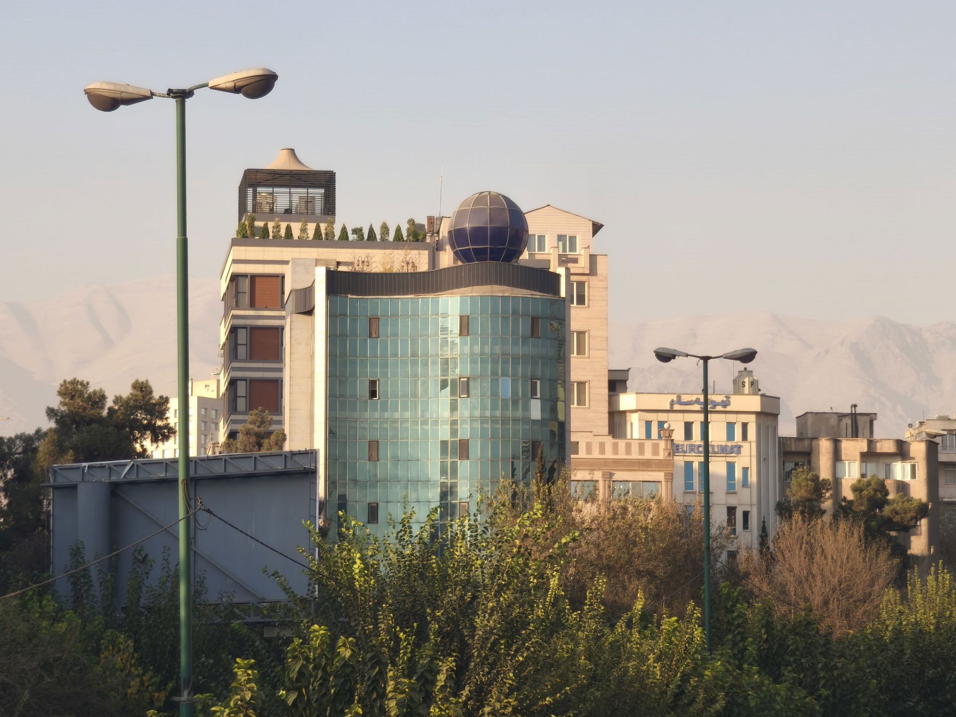 ساختمانی با نمای شیشه‌ای آبی‌رنگ