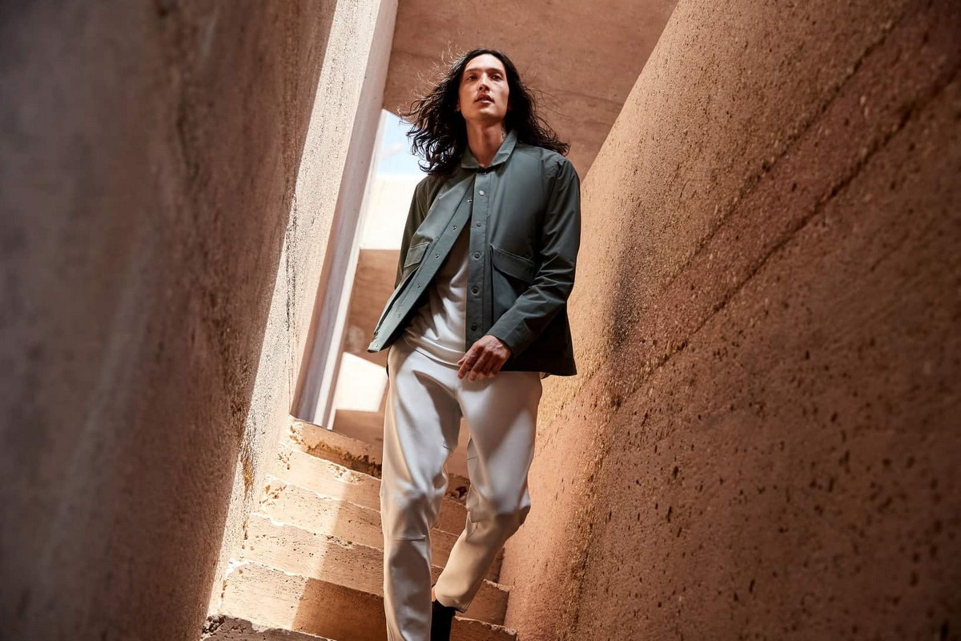 مردی با لباس‌های اتلژر لولولمون در حال پایین آمدن از پله