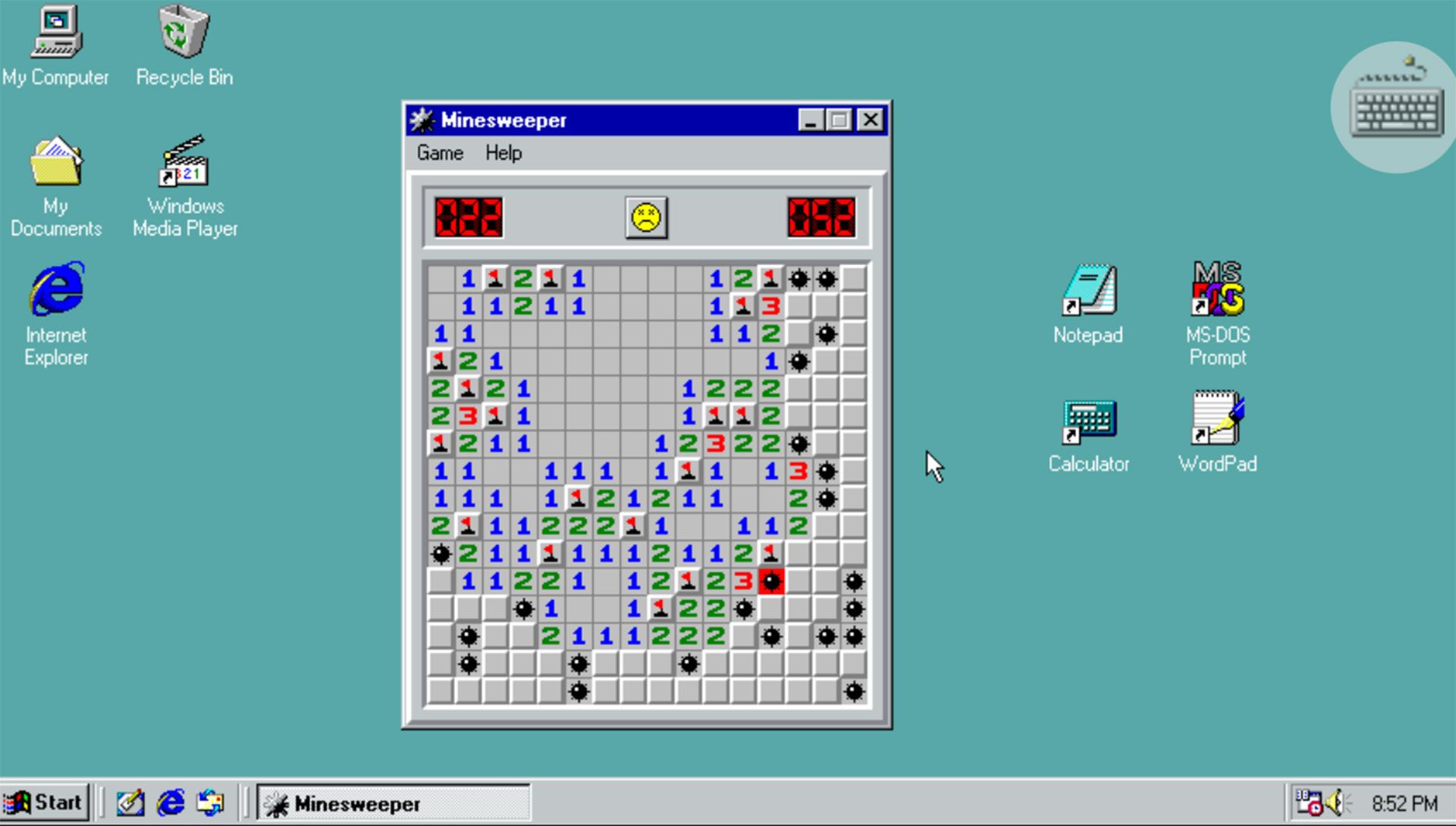نمایی از ویندوز ۹۸ که بازی نوستالژی در وسط آن به نمایش درآمده