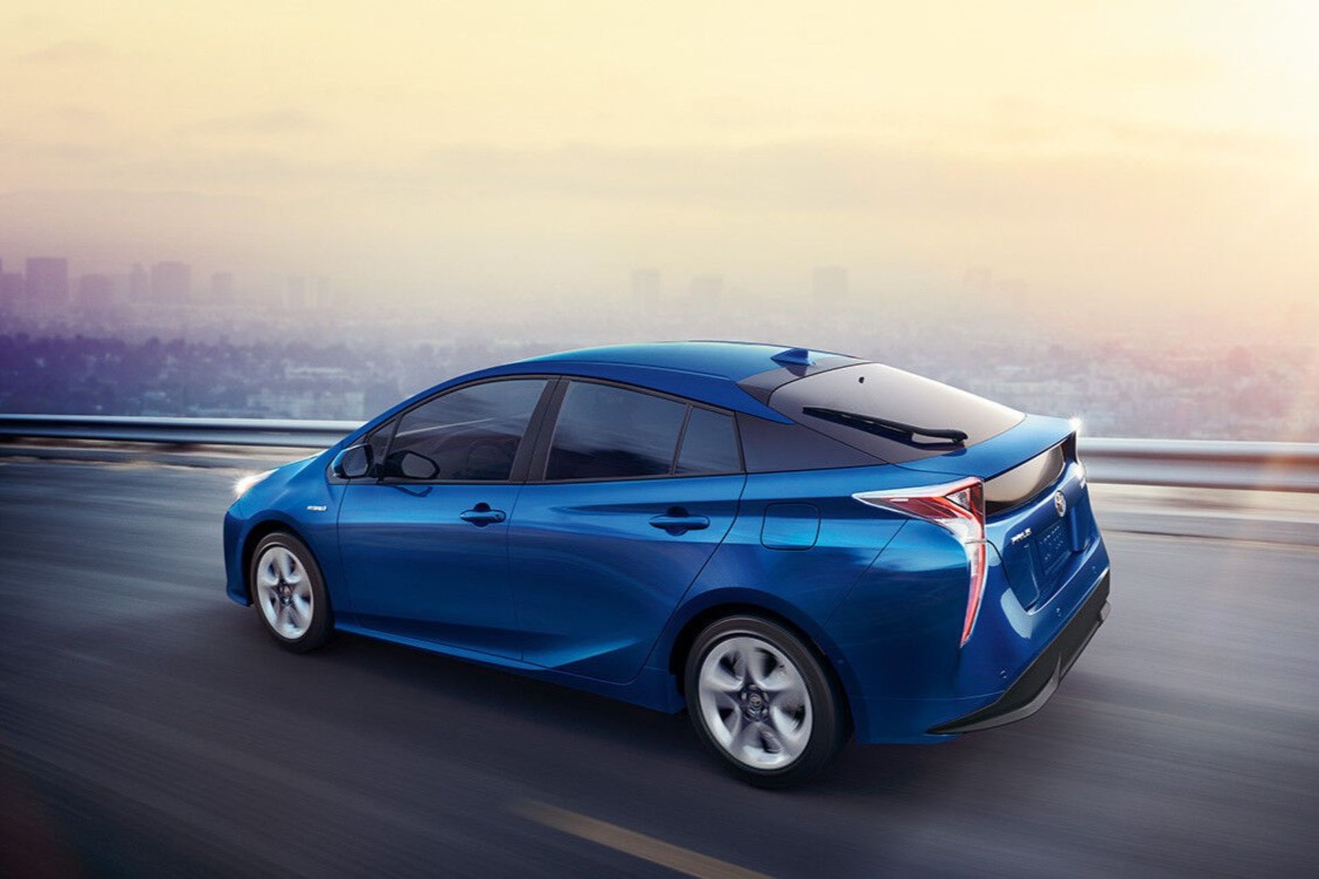 خودروی هیبریدی آبی در حال حرکت در جاده