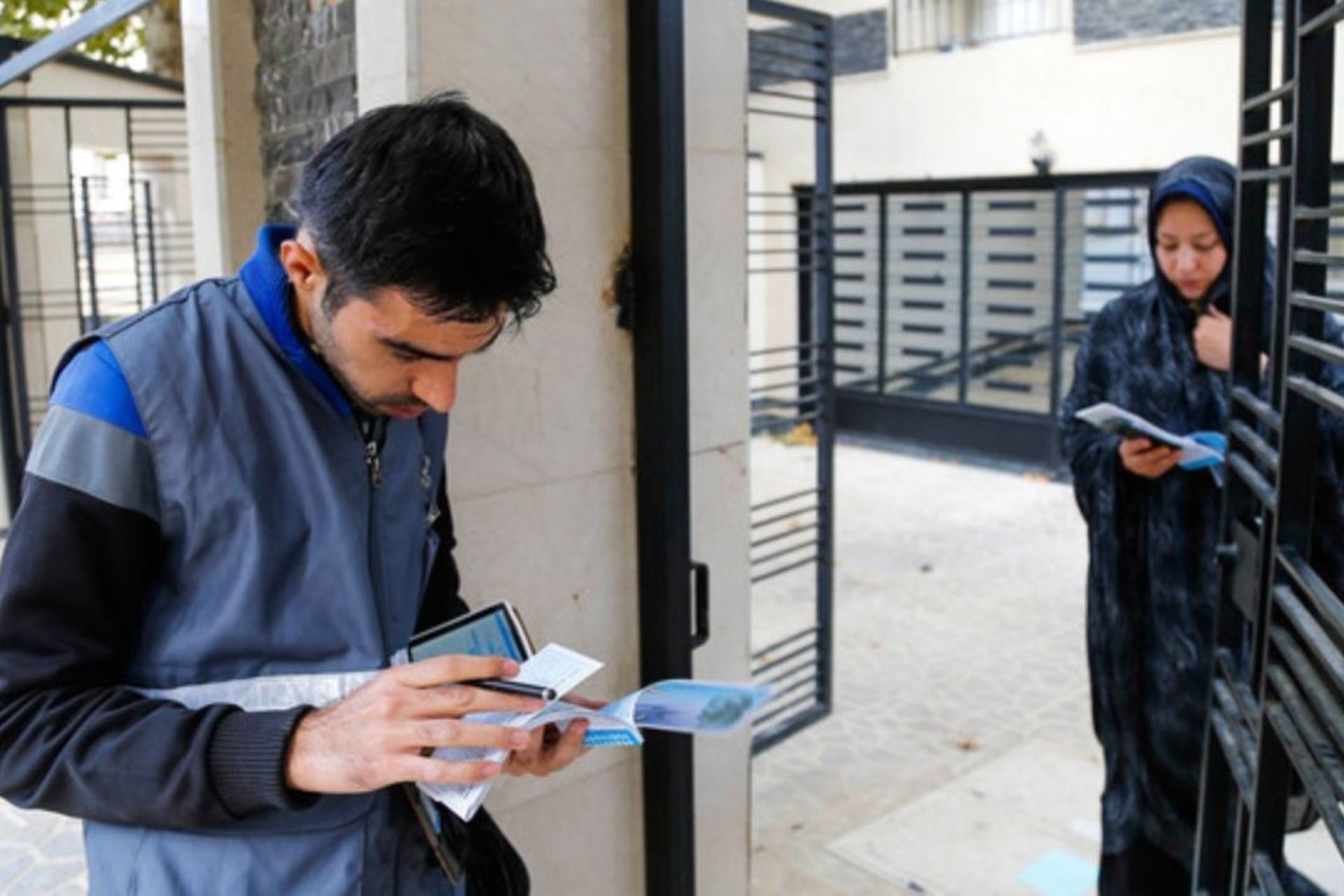 مردی در حال انجام طرح سرشماری