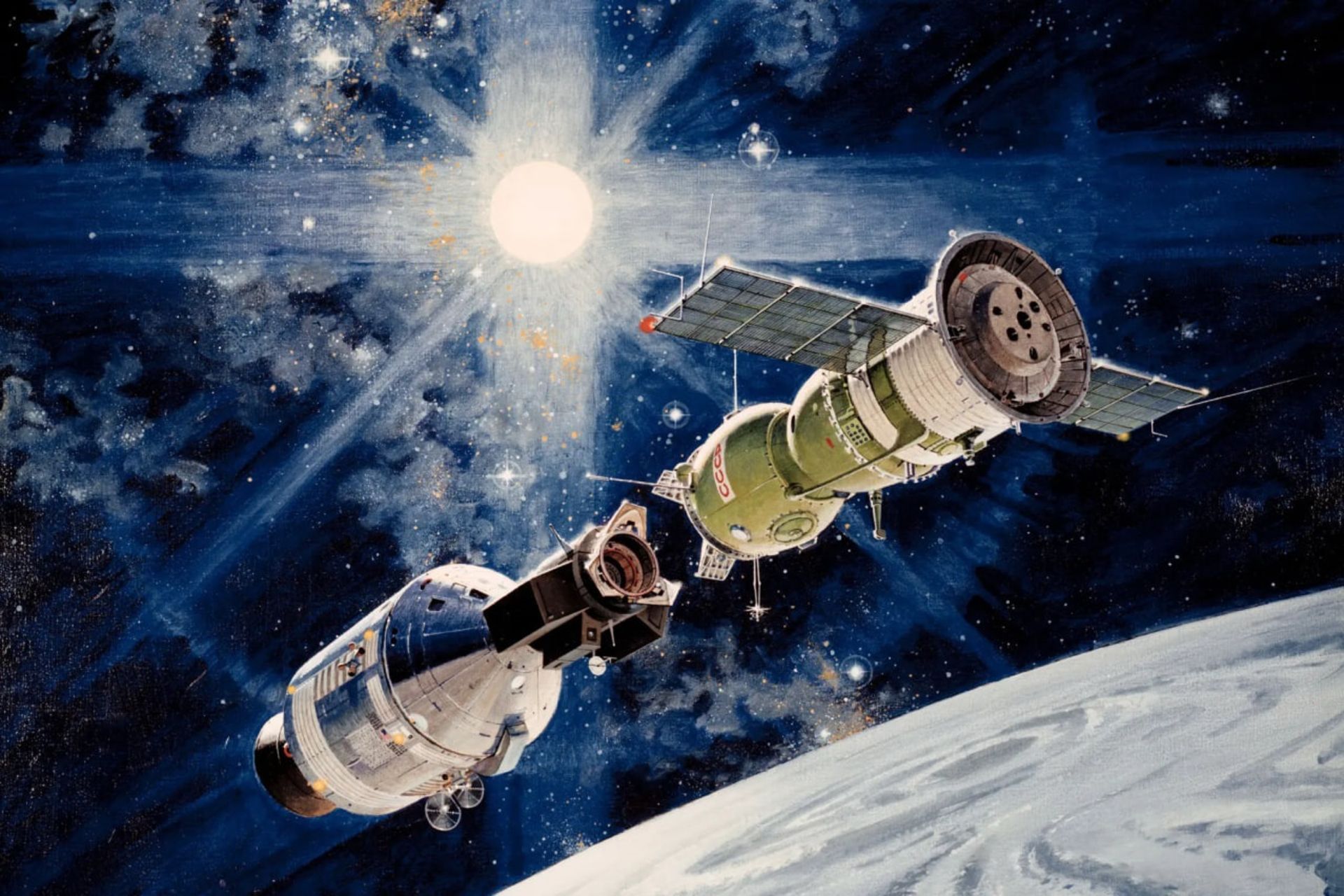 طرحی هنری از پروژه آزمایشی آپولو-سایوز که فضاپیمای آپولو در سمت چپ و فضاپیمای سایوز در سمت راست قرار دارد