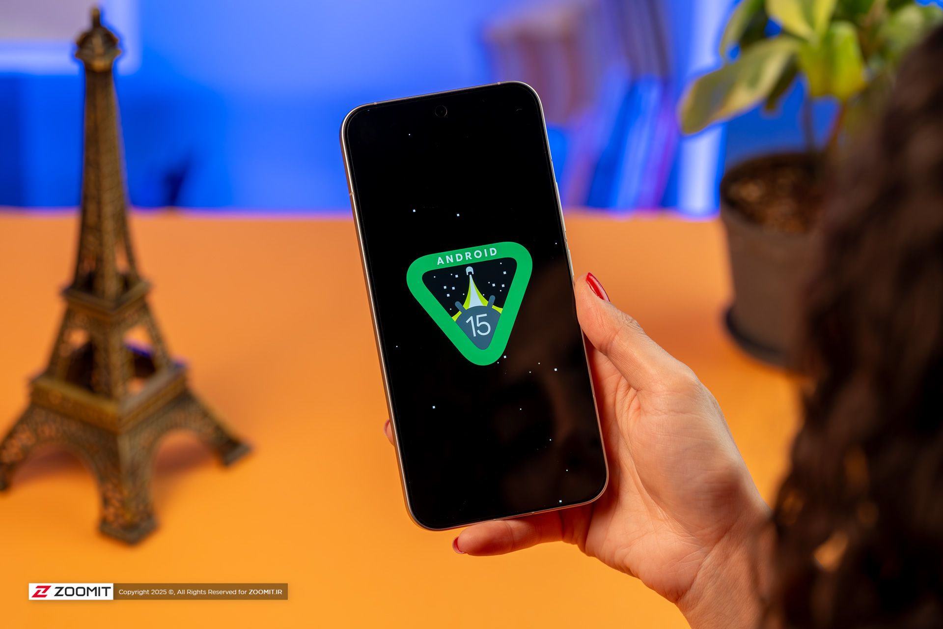 لوگو اندروید ۱۵ روی نمایشگر 15T پرو