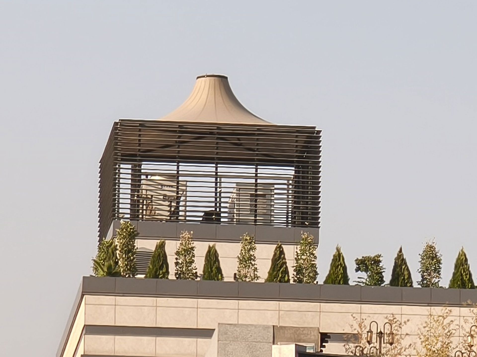 نمای نزدیک از پشت‌بام یک ساختمان